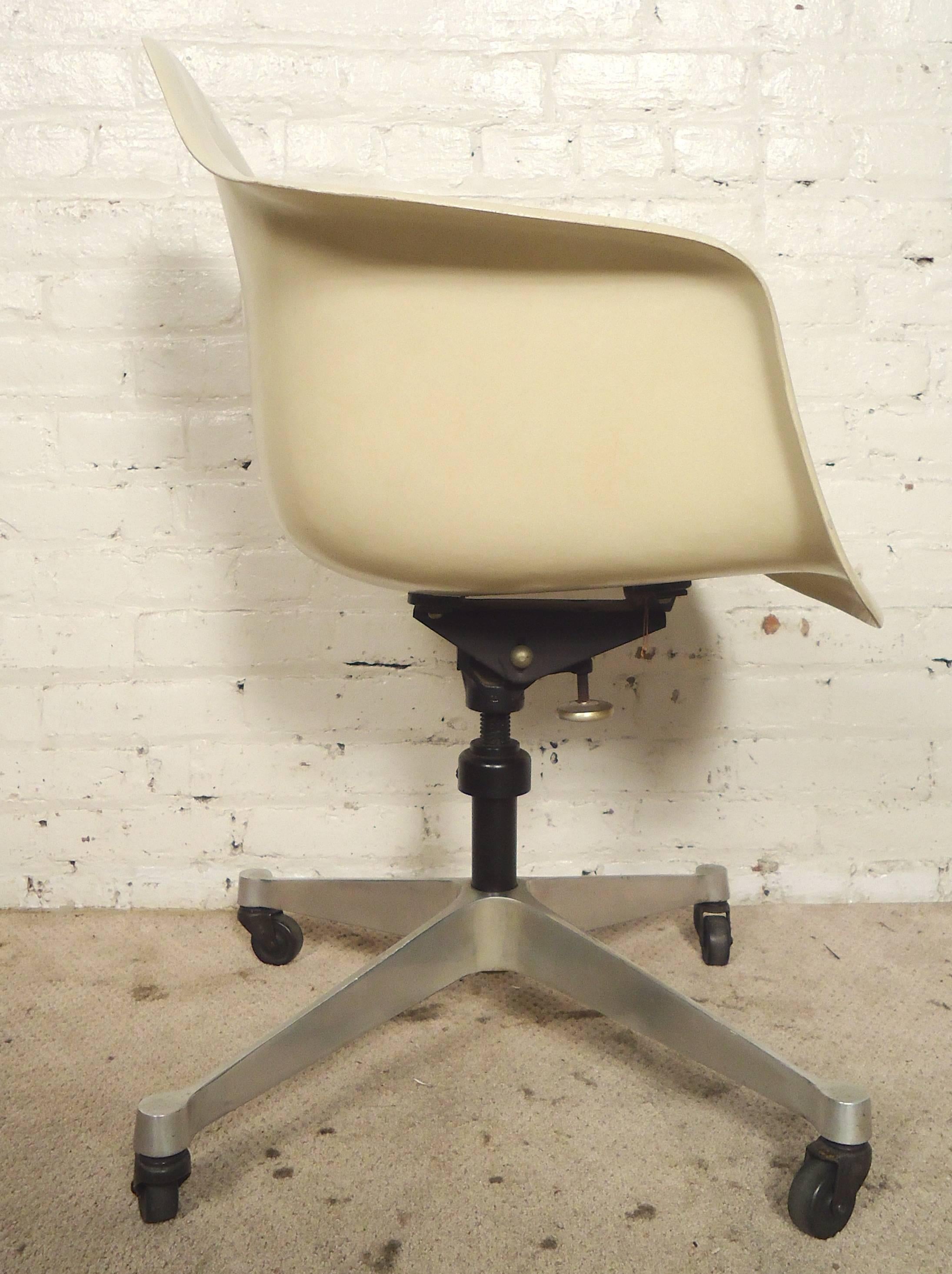 Mid-century modern rolling desk chair by Herman Miller, made from molded fiberglass. Swivel action, adjustable seat, 360 degree casters.
Great for living room or office.

(Please confirm item location - NY or NJ - with dealer)

