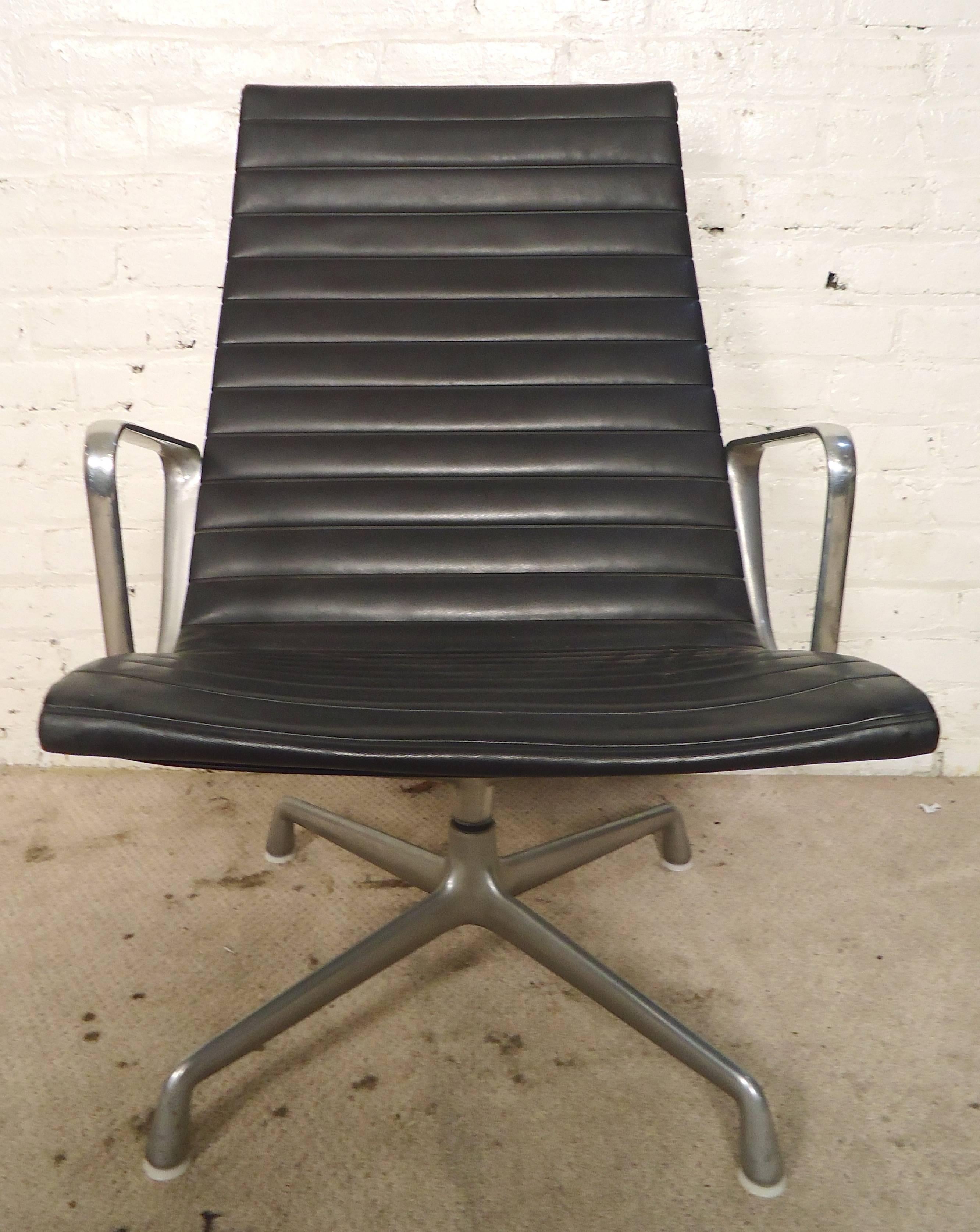 The classic mid-century modern office chair by Herman Miller in black. Strong aluminum frame with comfortable black cushioning, makes a great executive desk chair or living room lounger.

(Please confirm item location - NY or NJ - with dealer)
