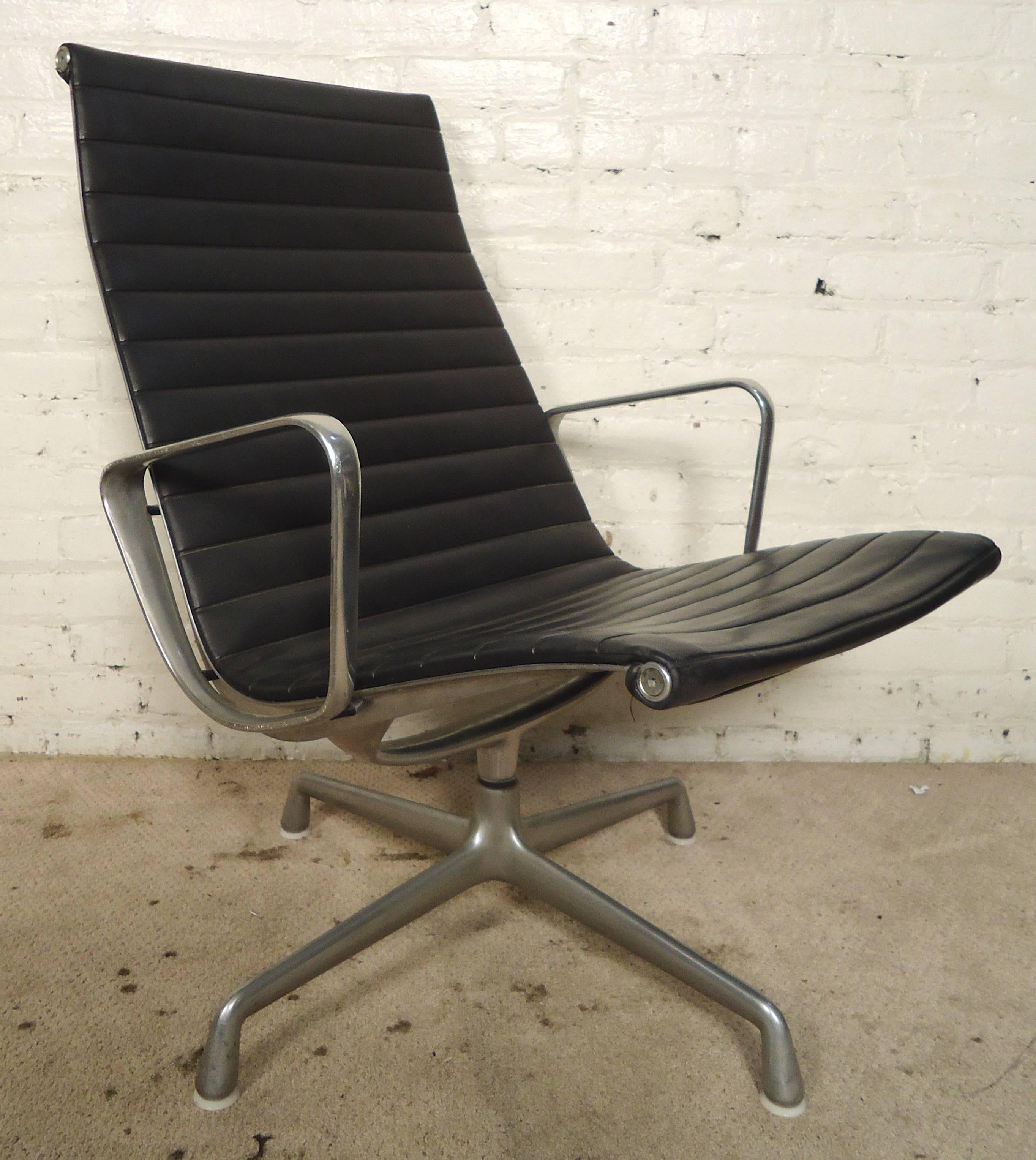 Mid-20th Century Eames Designed Office Chair For Herman Miller