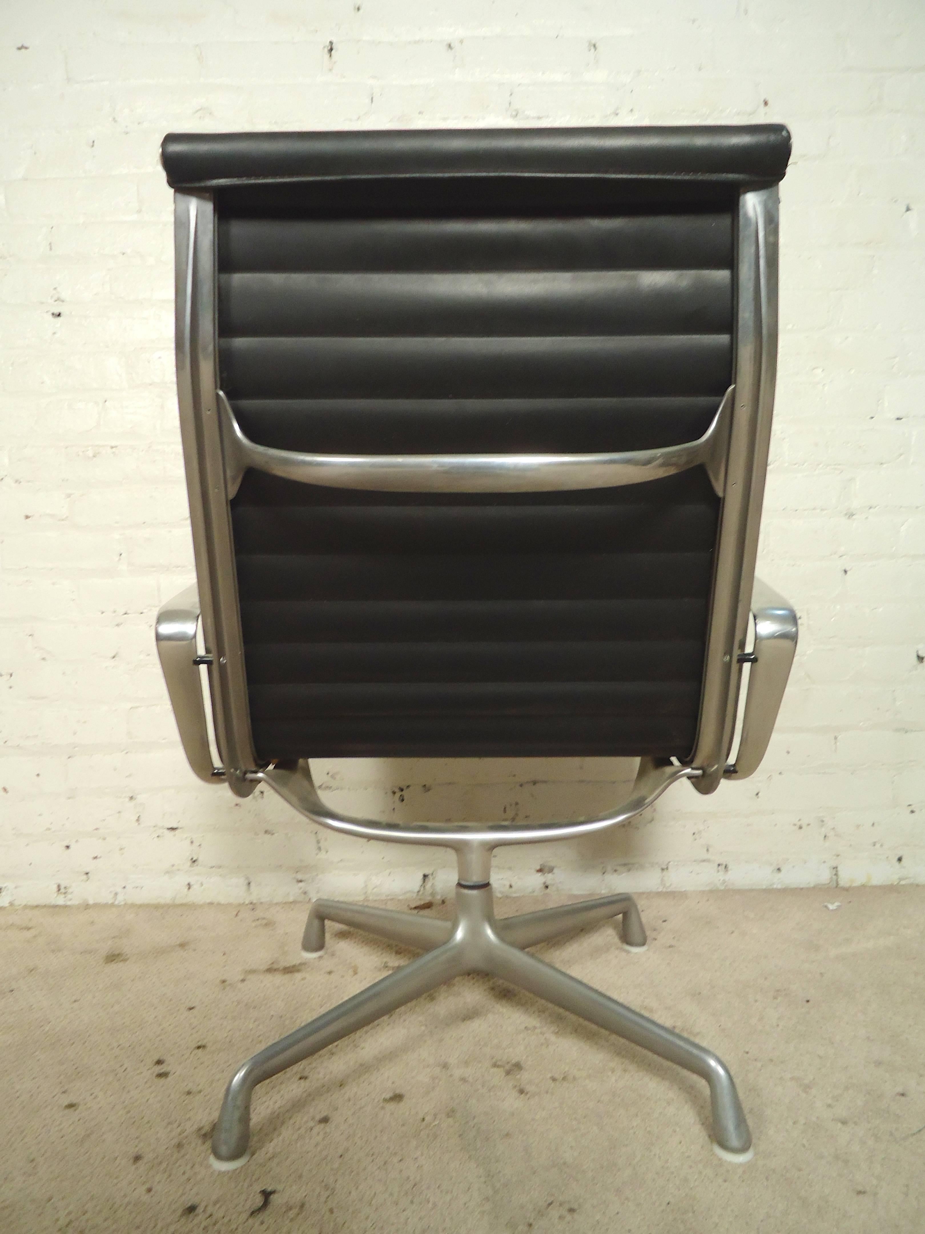 Mid-Century Modern Eames Designed Office Chair For Herman Miller