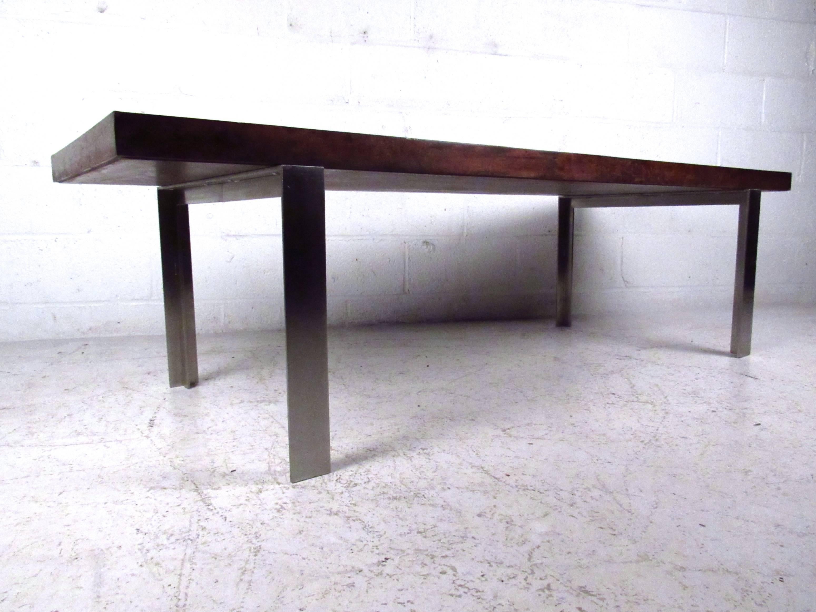 Mid-Century Modern Rosewood Coffee Table In Good Condition For Sale In Brooklyn, NY