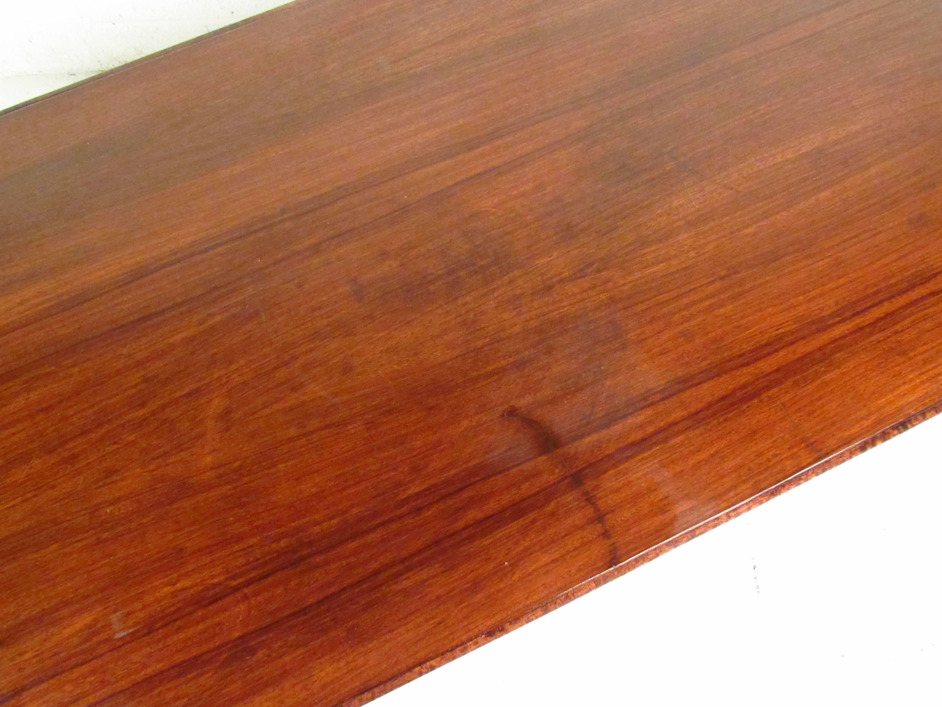 Mid-Century Modern Rosewood Coffee Table For Sale 4