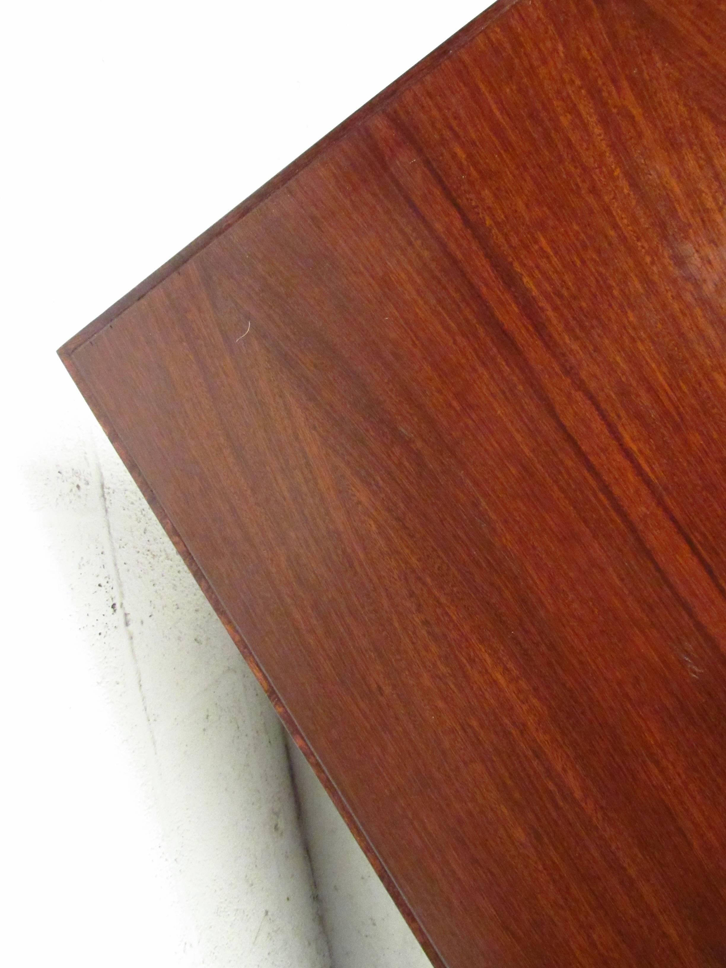 Mid-Century Modern Rosewood Coffee Table For Sale 3