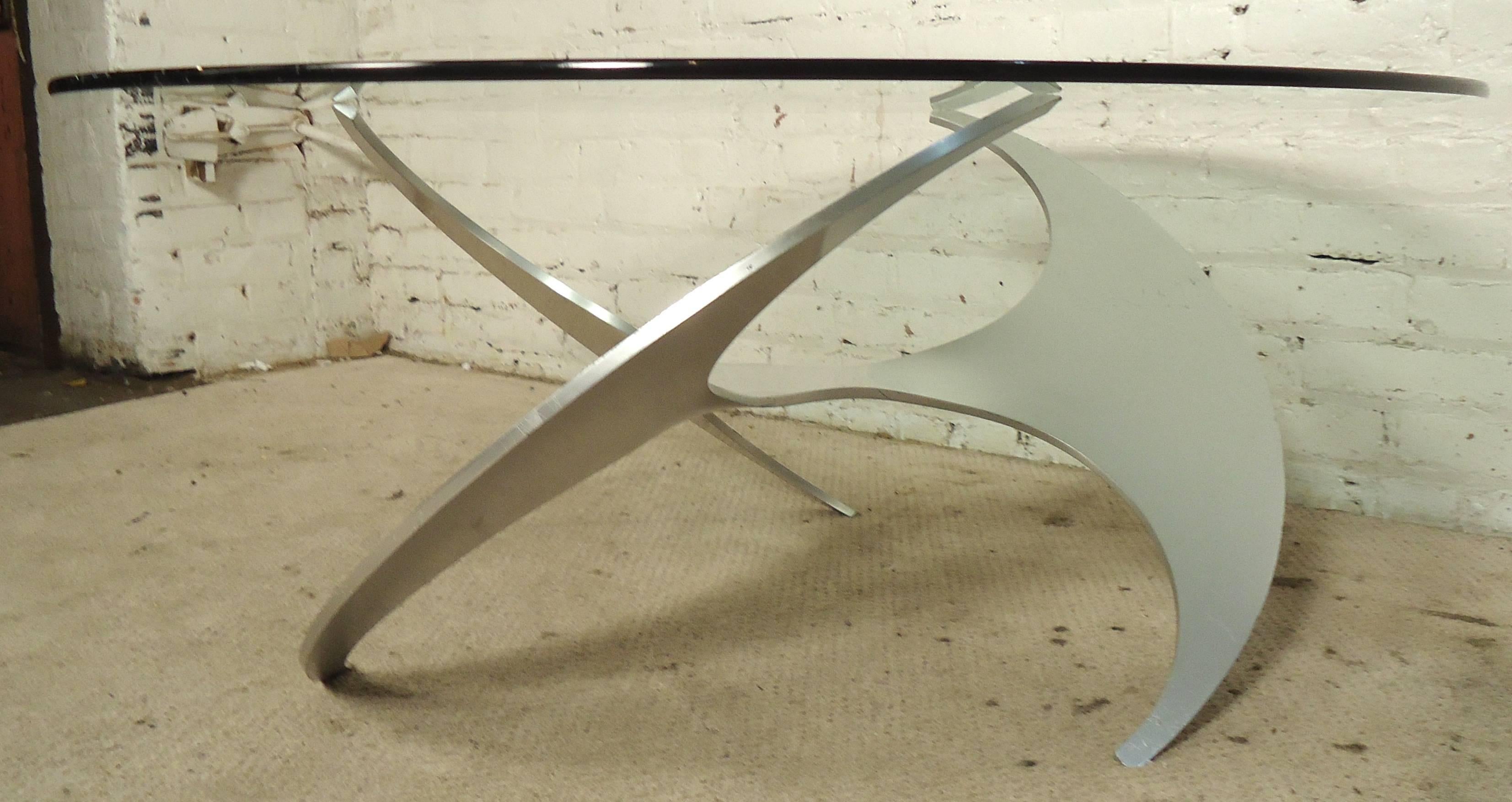 Vintage-modern coffee table with metal propeller base and 1/2 inch thick round glass top. Designed by Knut Hesterberg.

Please confirm item location NY or NJ with dealer.