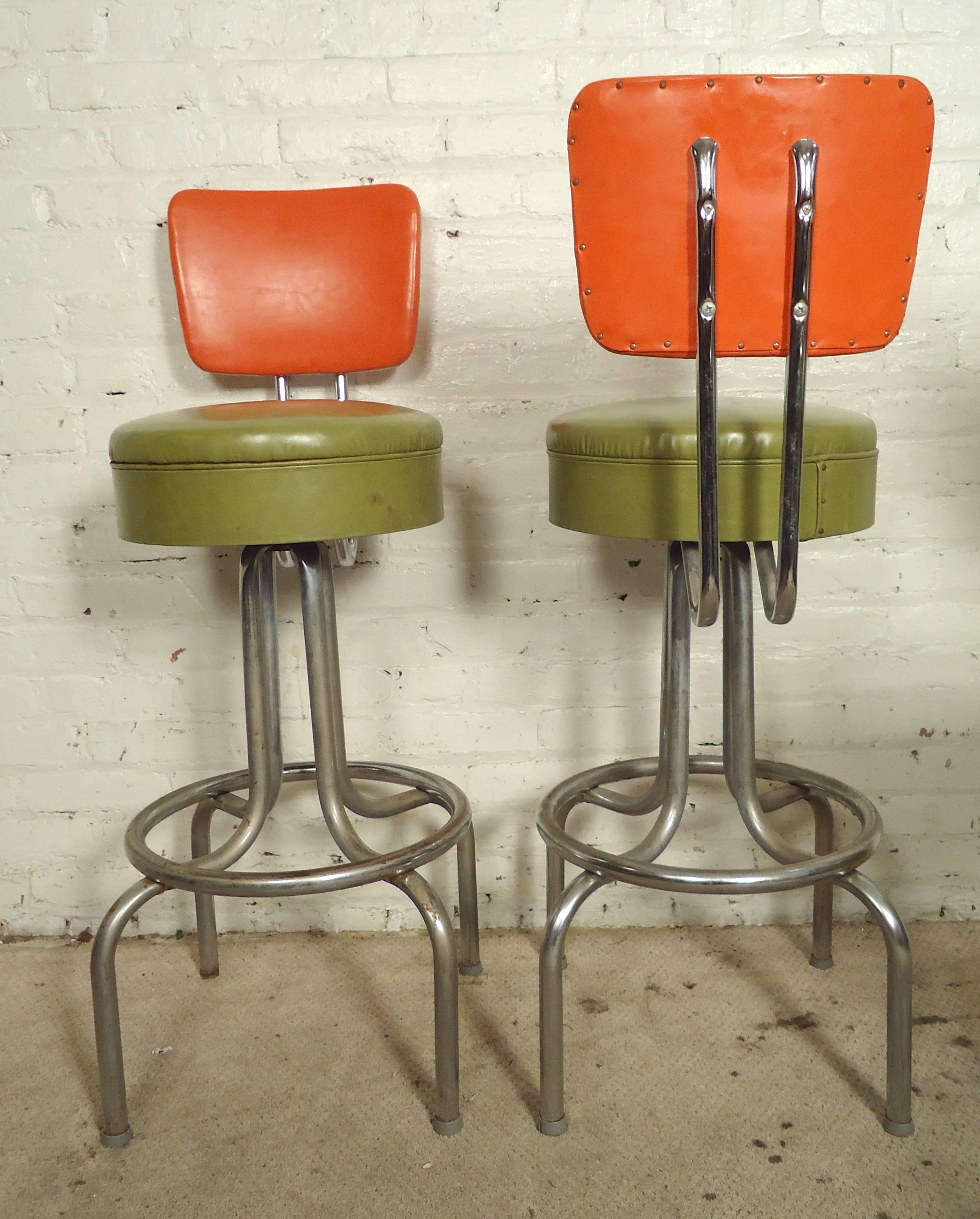 Six total bar stools in green and orange vinyl on strong chrome frames. The back is stationary but the seat swivels.
[LISTING IS FOR ONE STOOL]

 (Please confirm item location - NY or NJ - with dealer)
