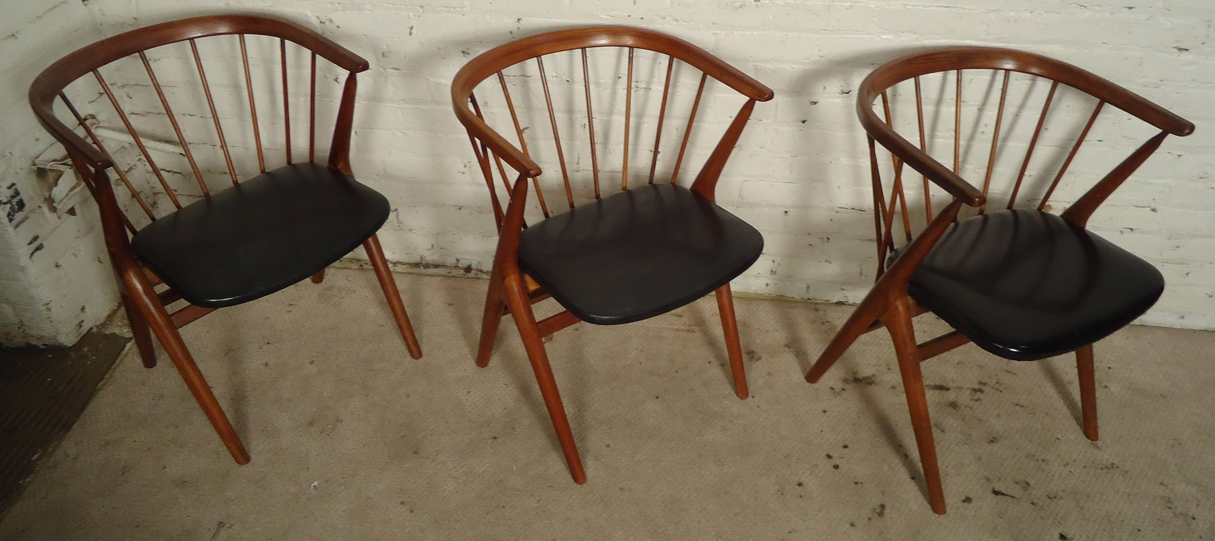 Set of Danish vintage-modern windsor back chairs, features beautiful sculpted teak frames and vinyl seats, by Sibast Mobler.

(Price is per chair, One available)

Please confirm item location NY or NJ with dealer.
