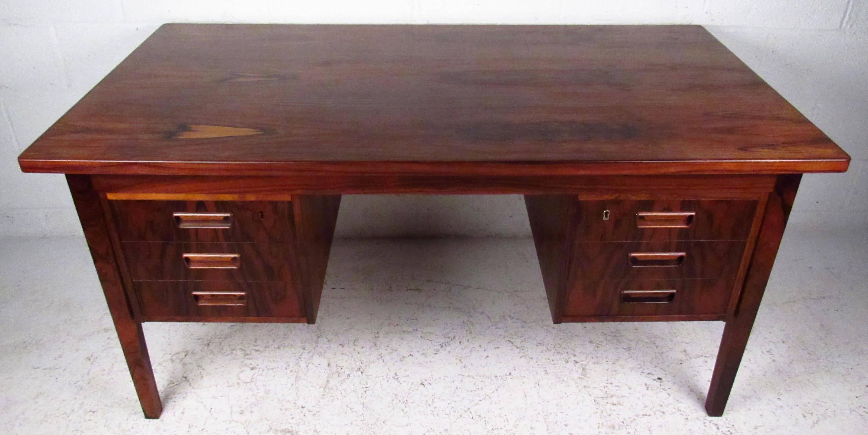 Vintage modern desk, features beautiful rosewood grain, finished back and six drawers with sculpted handles.

Please confirm item location NY or NJ with dealer.