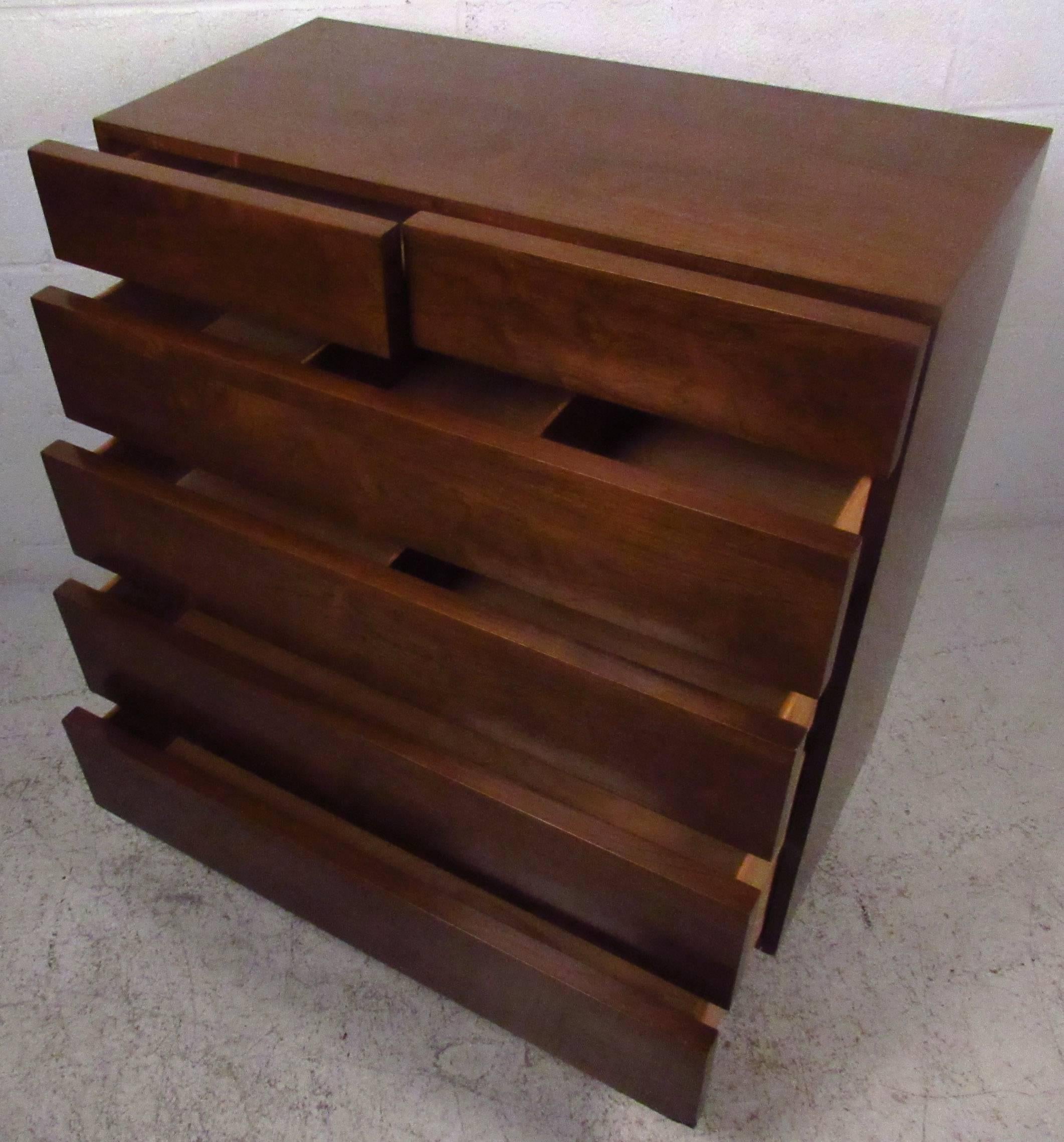 Midcentury Walnut American of Martinsville Highboy Dresser In Good Condition For Sale In Brooklyn, NY