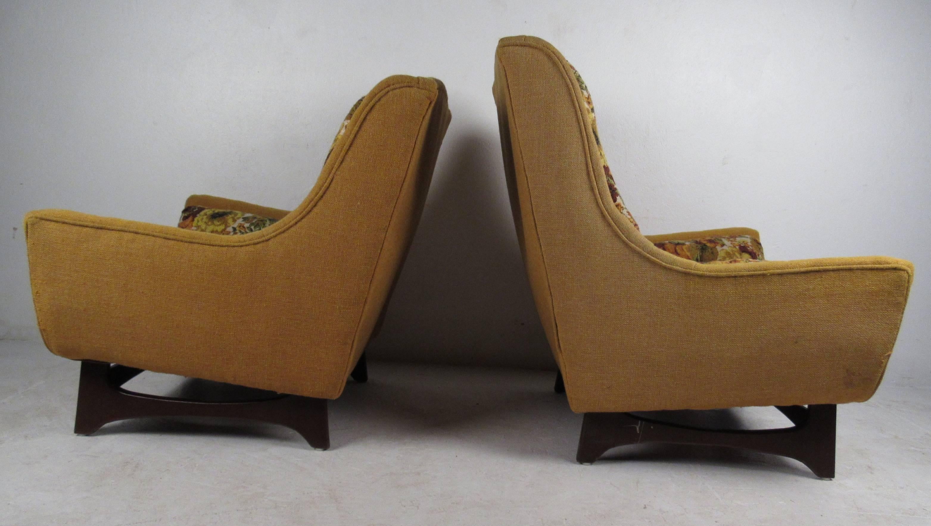 Mid-Century Modern His and Her Style Lounge Chairs In Good Condition In Brooklyn, NY
