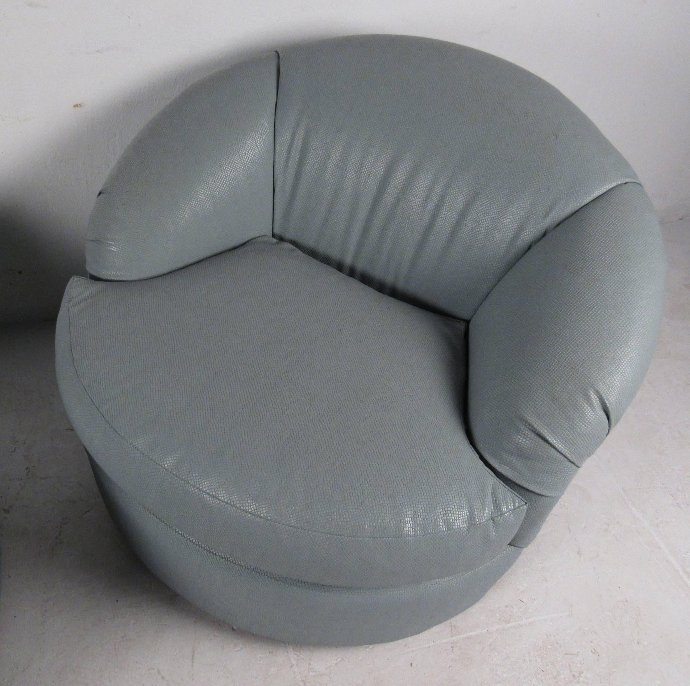 Pair of Modern Swivel Club Chairs In Good Condition In Brooklyn, NY