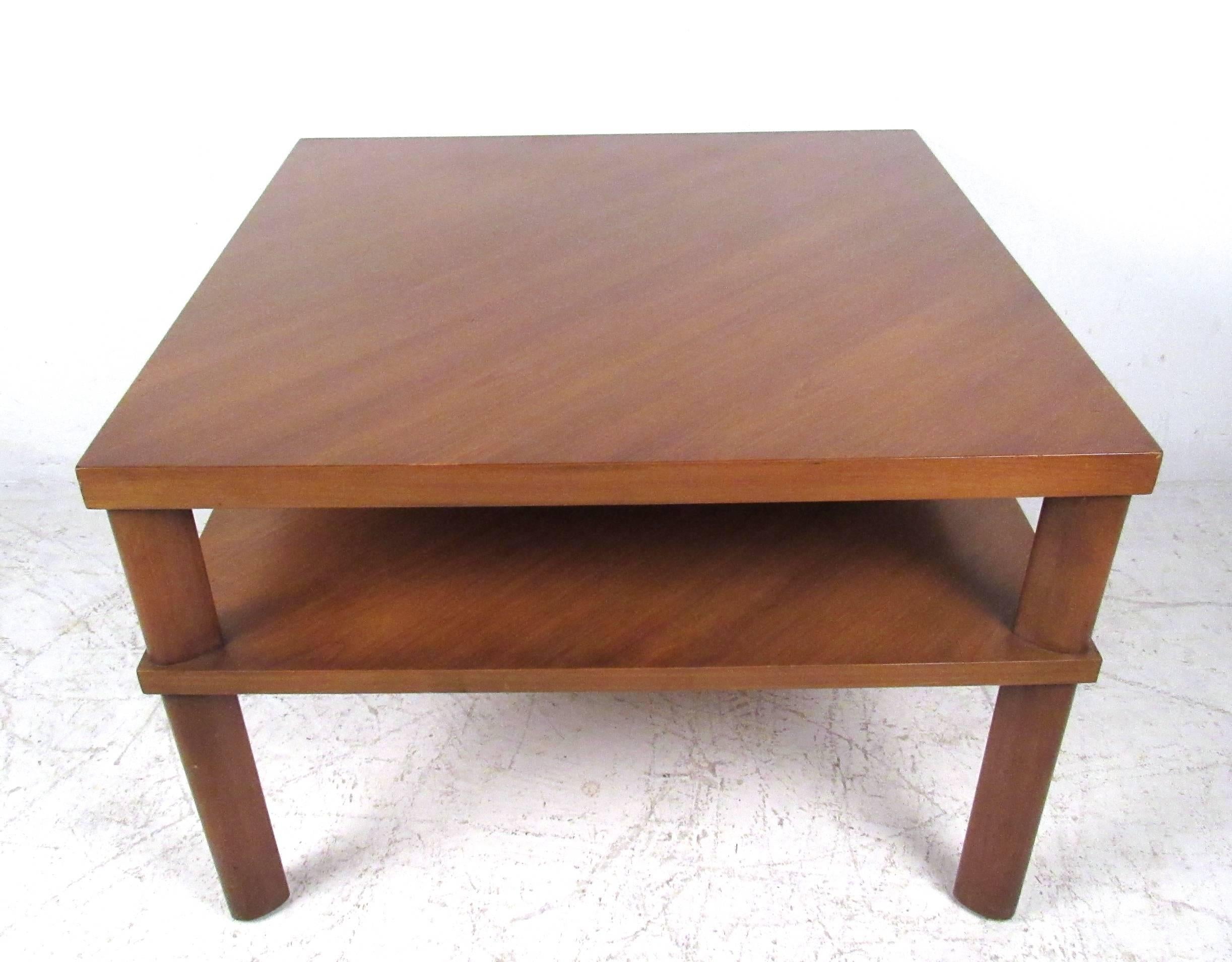 Cette élégante table du milieu du siècle présente une construction sculptée à deux niveaux et une riche finition naturelle. Étiquette d'origine du fabricant sur la pièce, veuillez confirmer la localisation de la pièce (NY ou NJ).