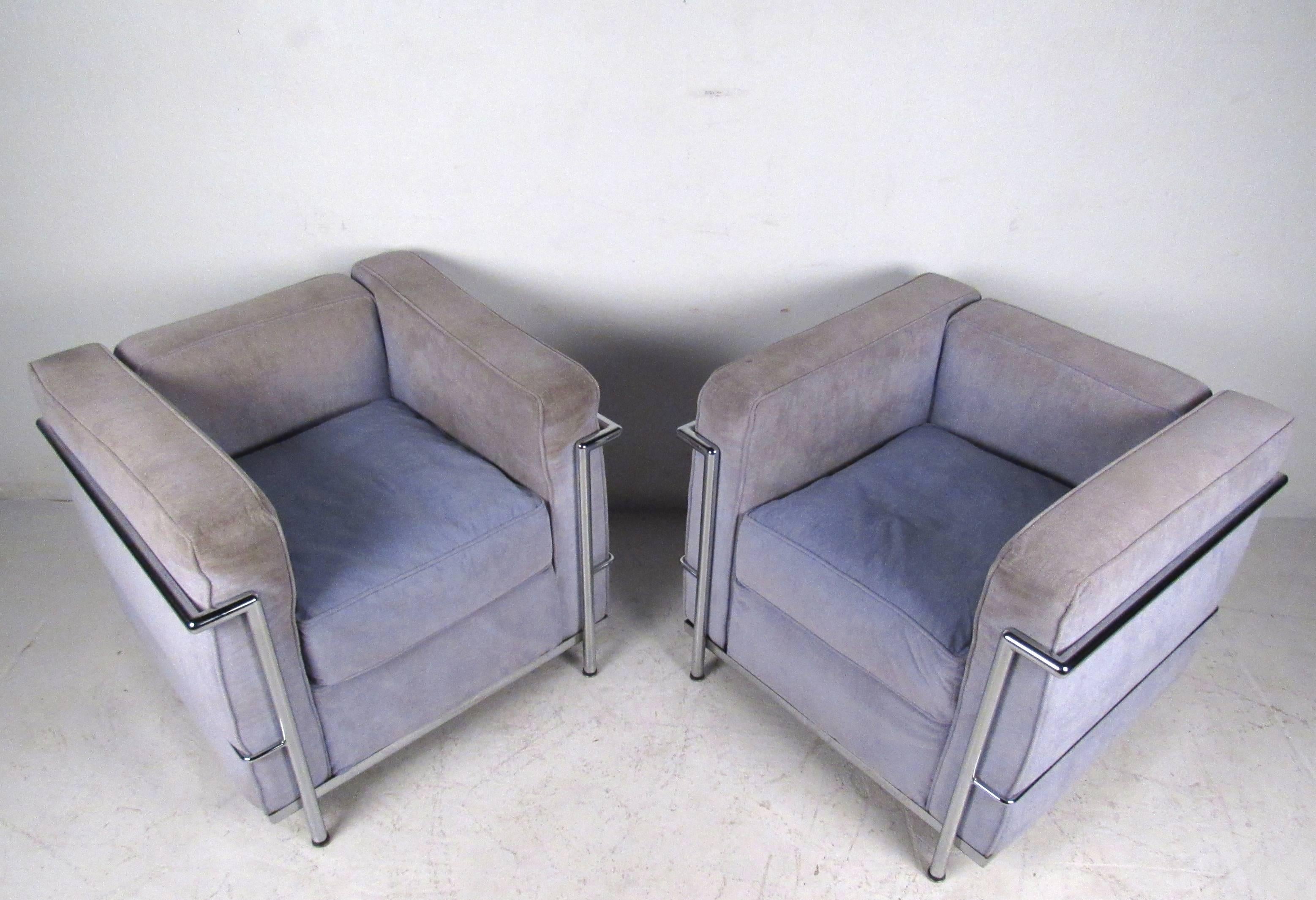Pair of Vintage Modern Le Corbusier Style Lounge Chairs In Good Condition For Sale In Brooklyn, NY