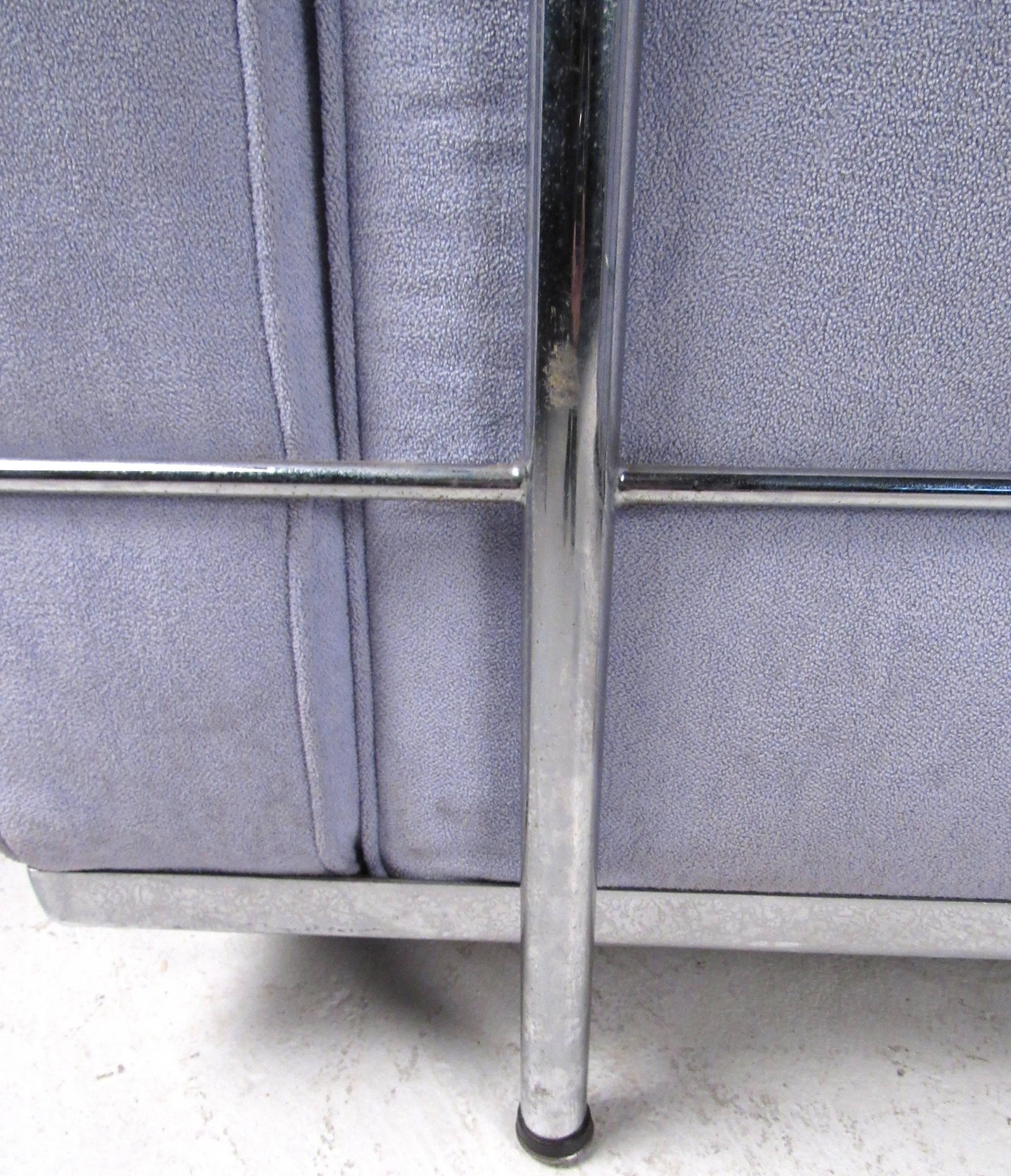 Imitation cuir Paire de fauteuils de salon modernes vintage de style Le Corbusier en vente