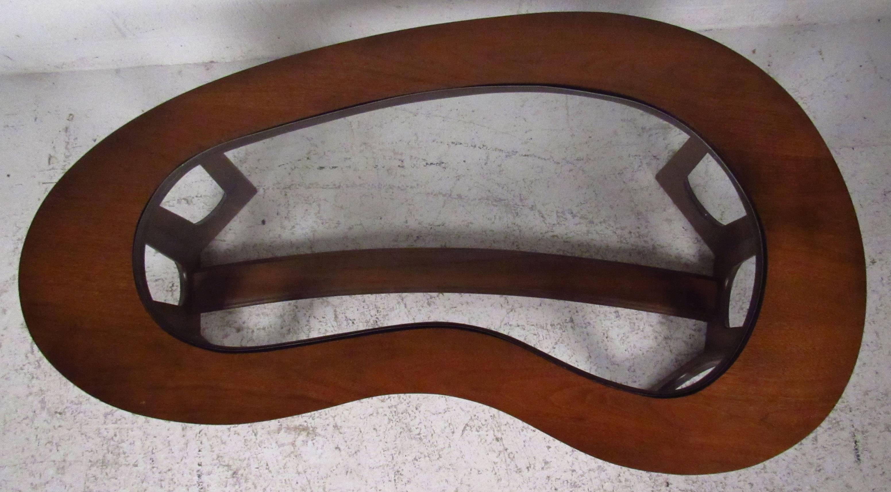 Mid-Century Kidney Shape Coffee Table by Bassett In Good Condition In Brooklyn, NY