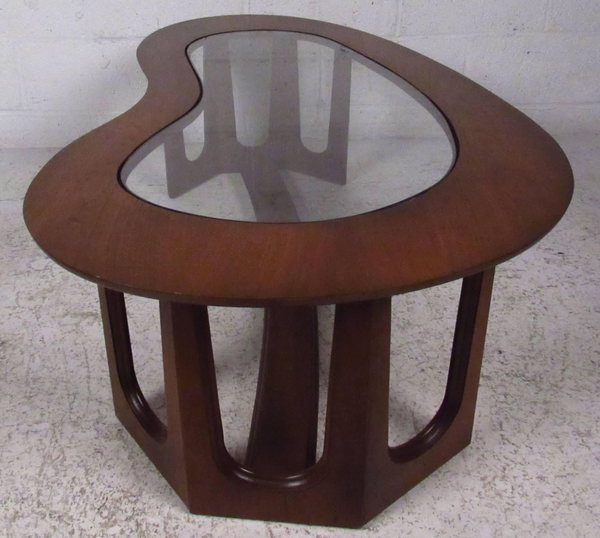 Vintage-modern walnut coffee table featuring kidney shape, glass inlay and beautifully sculpted base. Manufactured by Bassett Furniture.

Please confirm item location NY or NJ with dealer.
