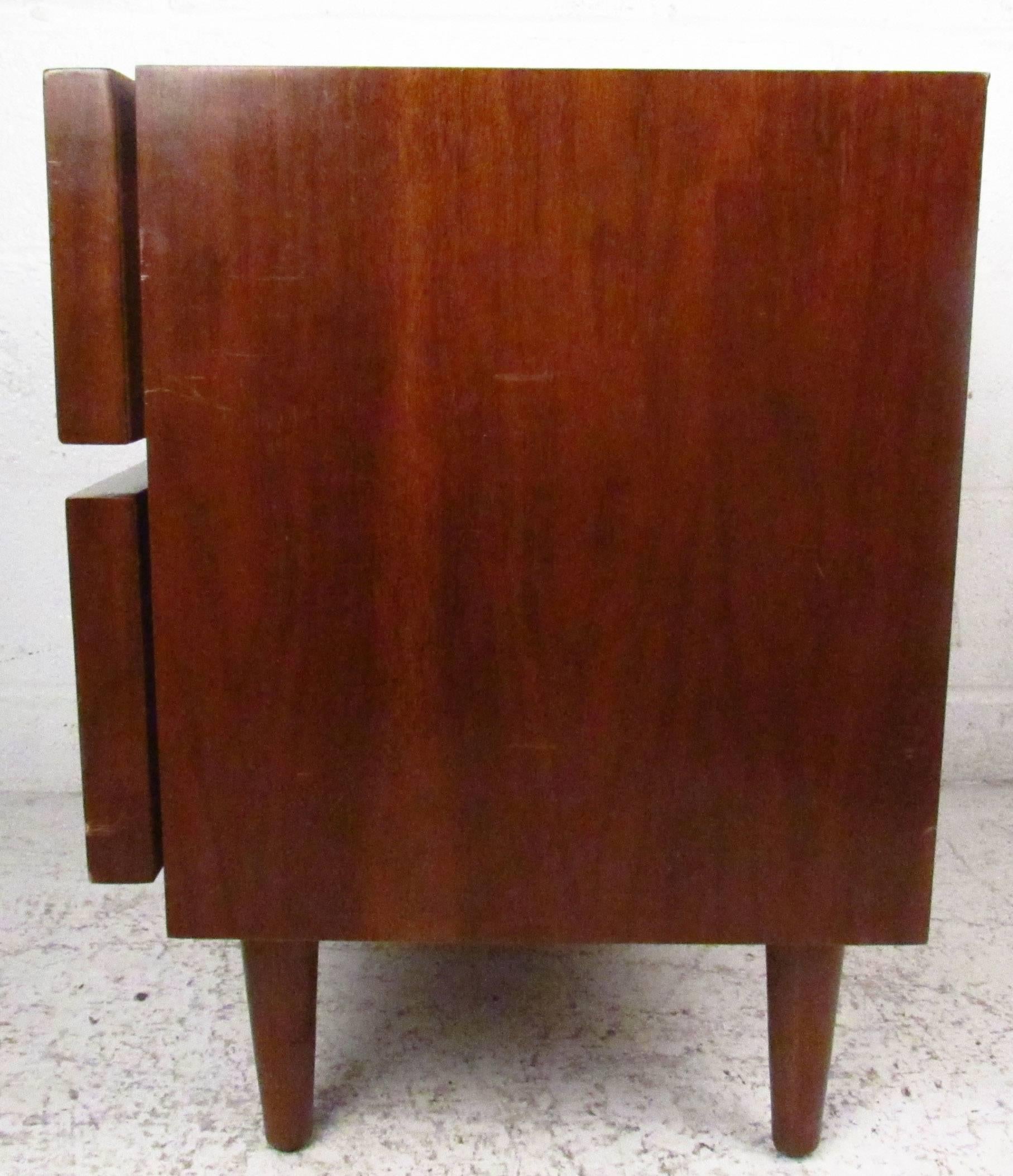 Mid-Century Modern Single Midcentury Nightstand by American of Martinsville For Sale