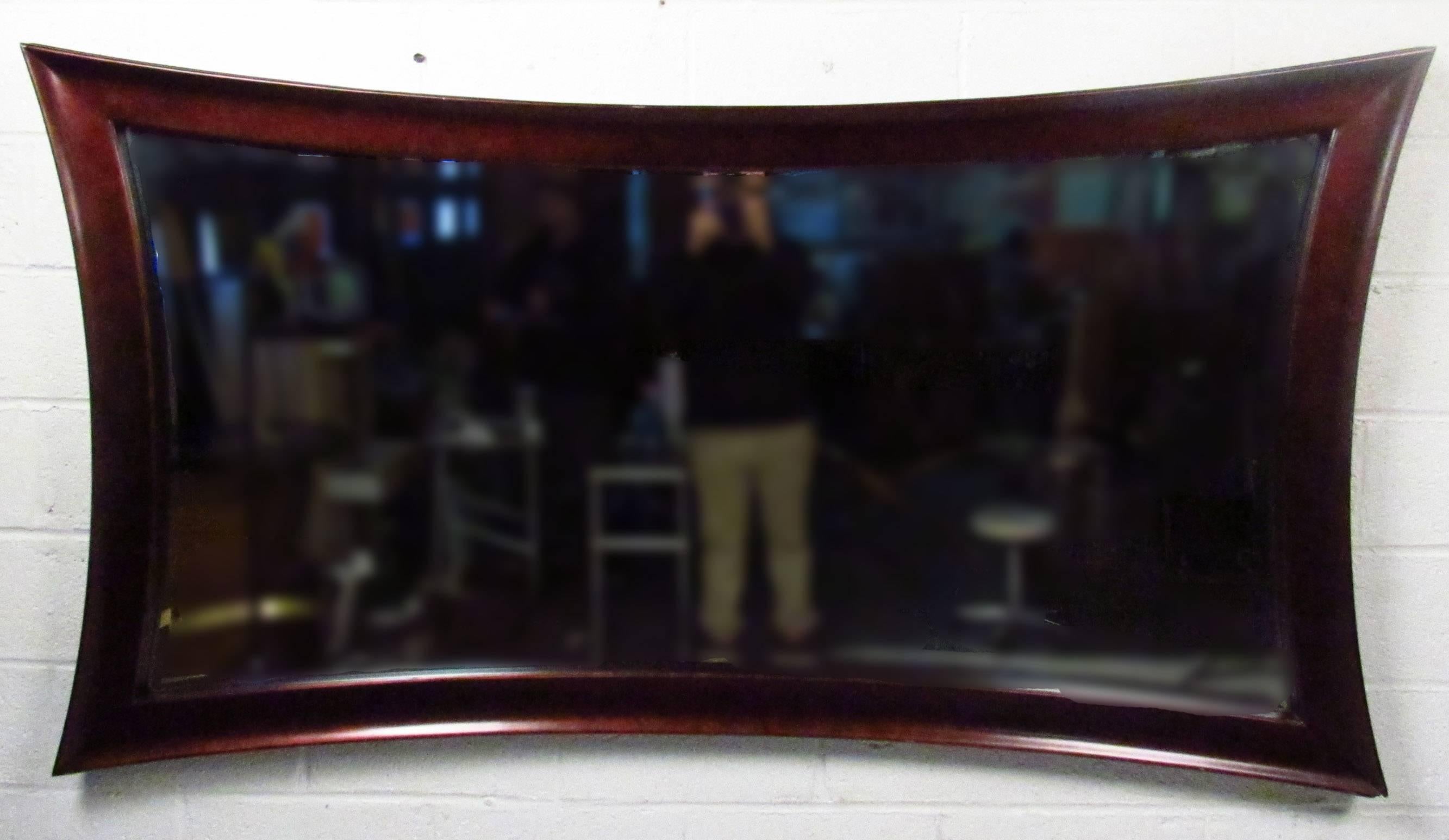 Grande specchio da parete contemporaneo con cornice curva e selvaggia con bordi scolpiti. 

Si prega di confermare la posizione dell'articolo NY o NJ con il rivenditore.