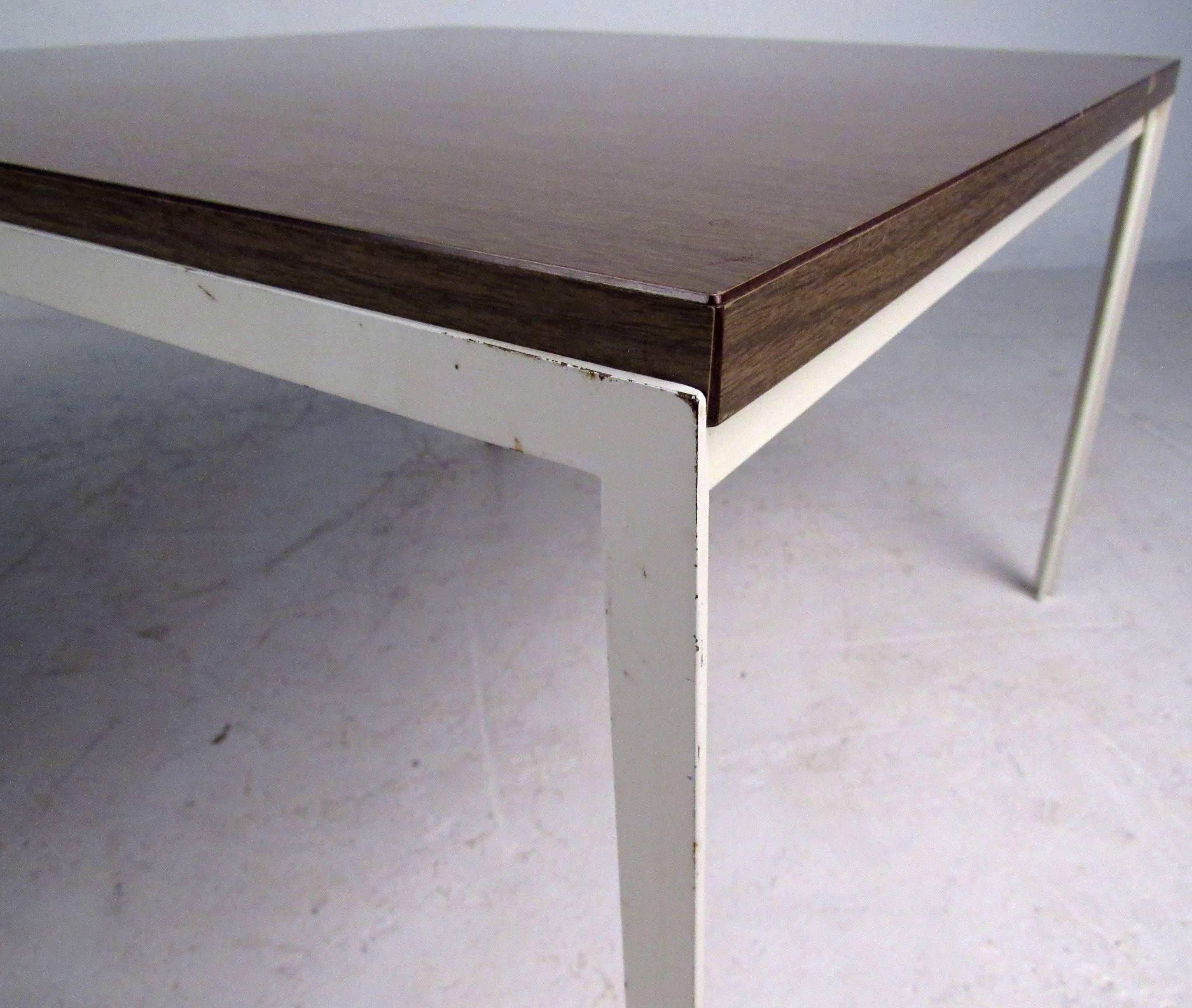 Mid-Century Modern Pair of Low Mid-Century Side Tables By Knoll For Sale