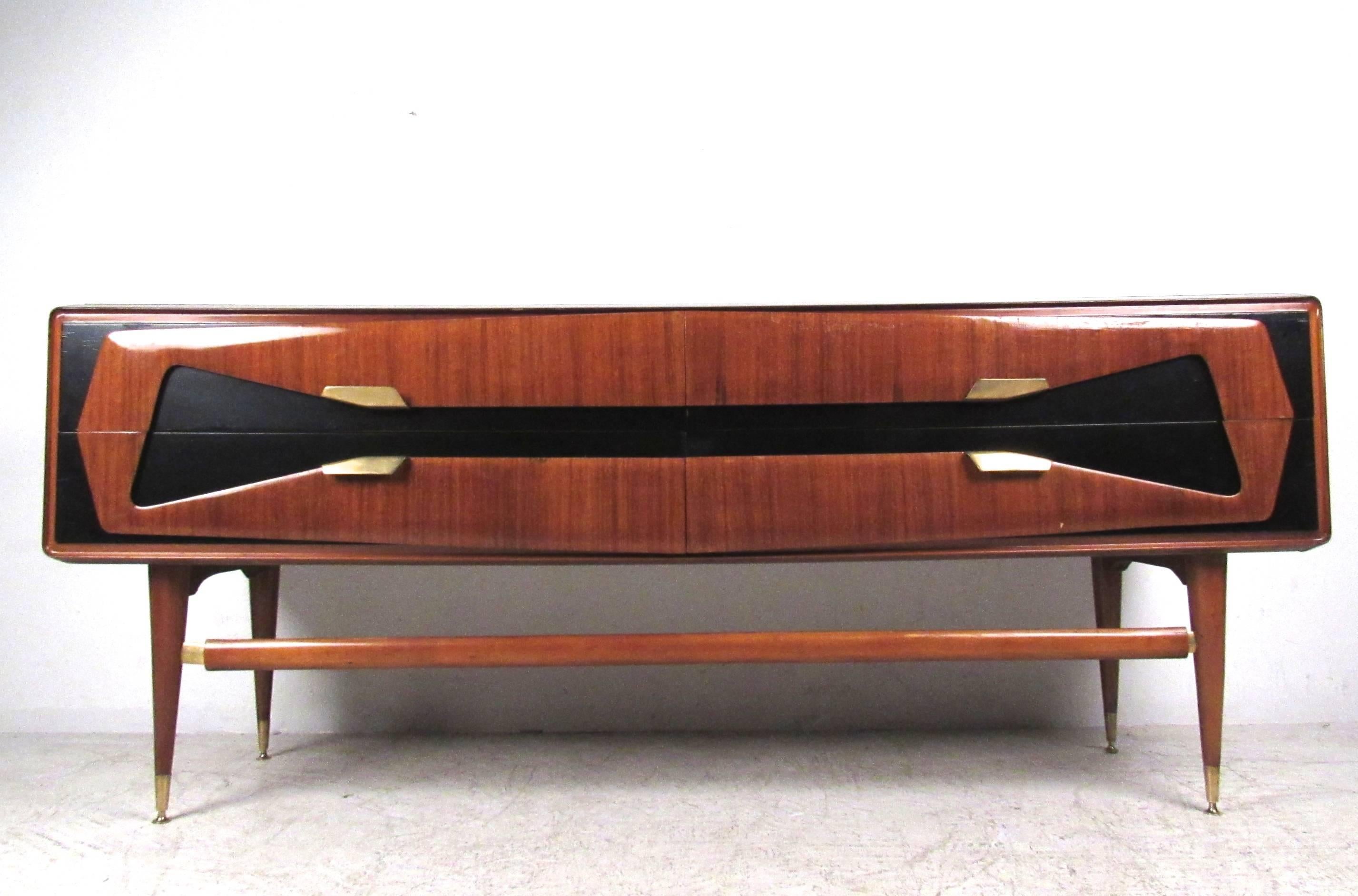 Exceptional Mid-Century Italian Sideboard In Good Condition In Brooklyn, NY