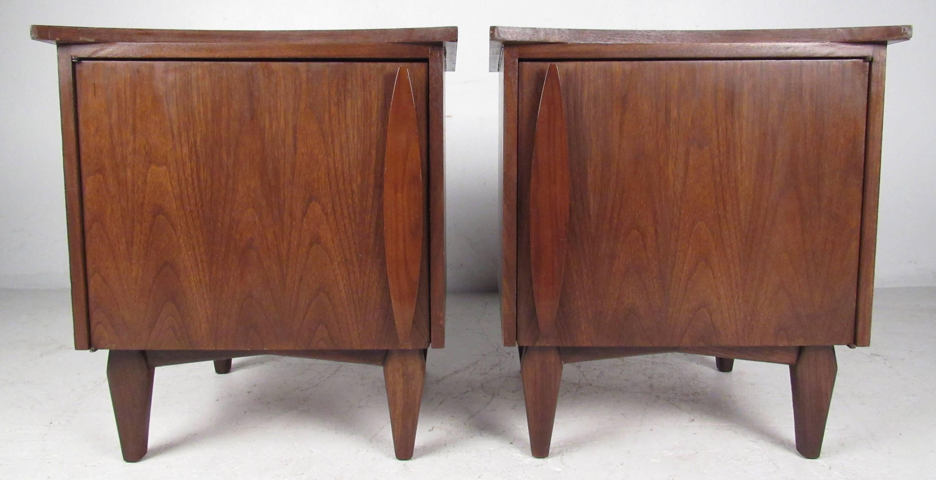 Mid-20th Century Pair of Mid-Century Modern Nightstands