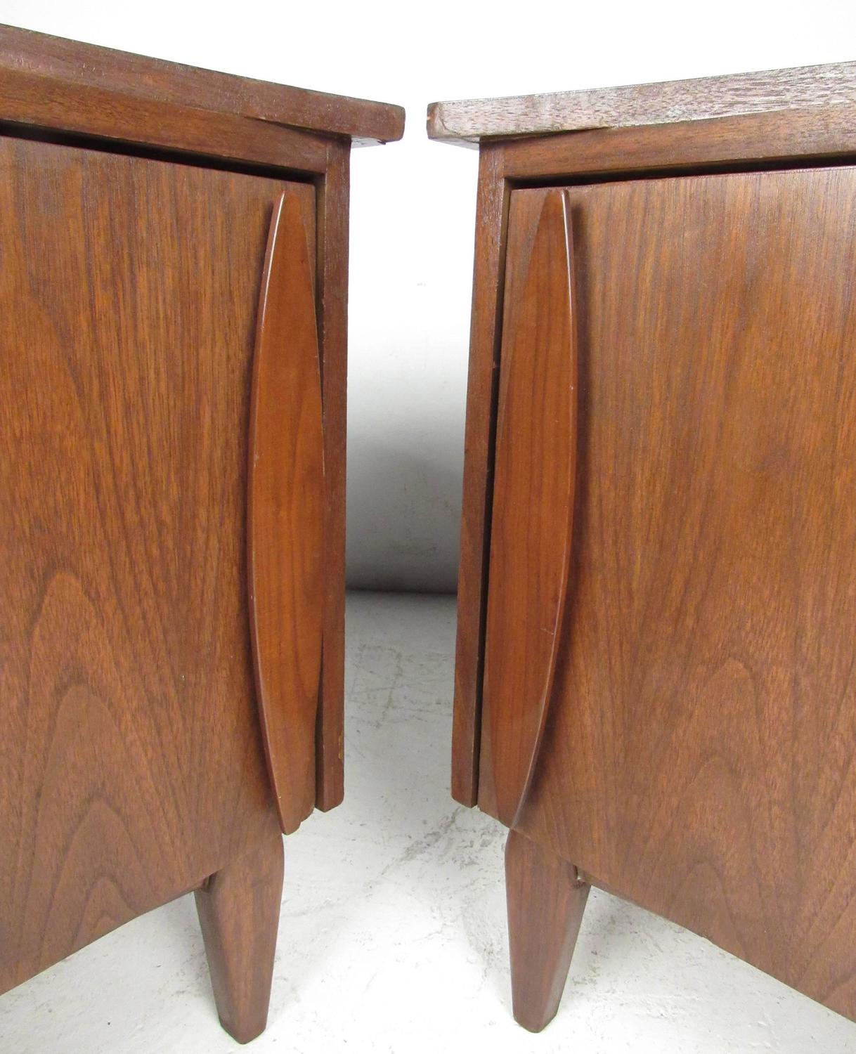 Pair of Midcentury American Made Nightstands For Sale at 1stdibs