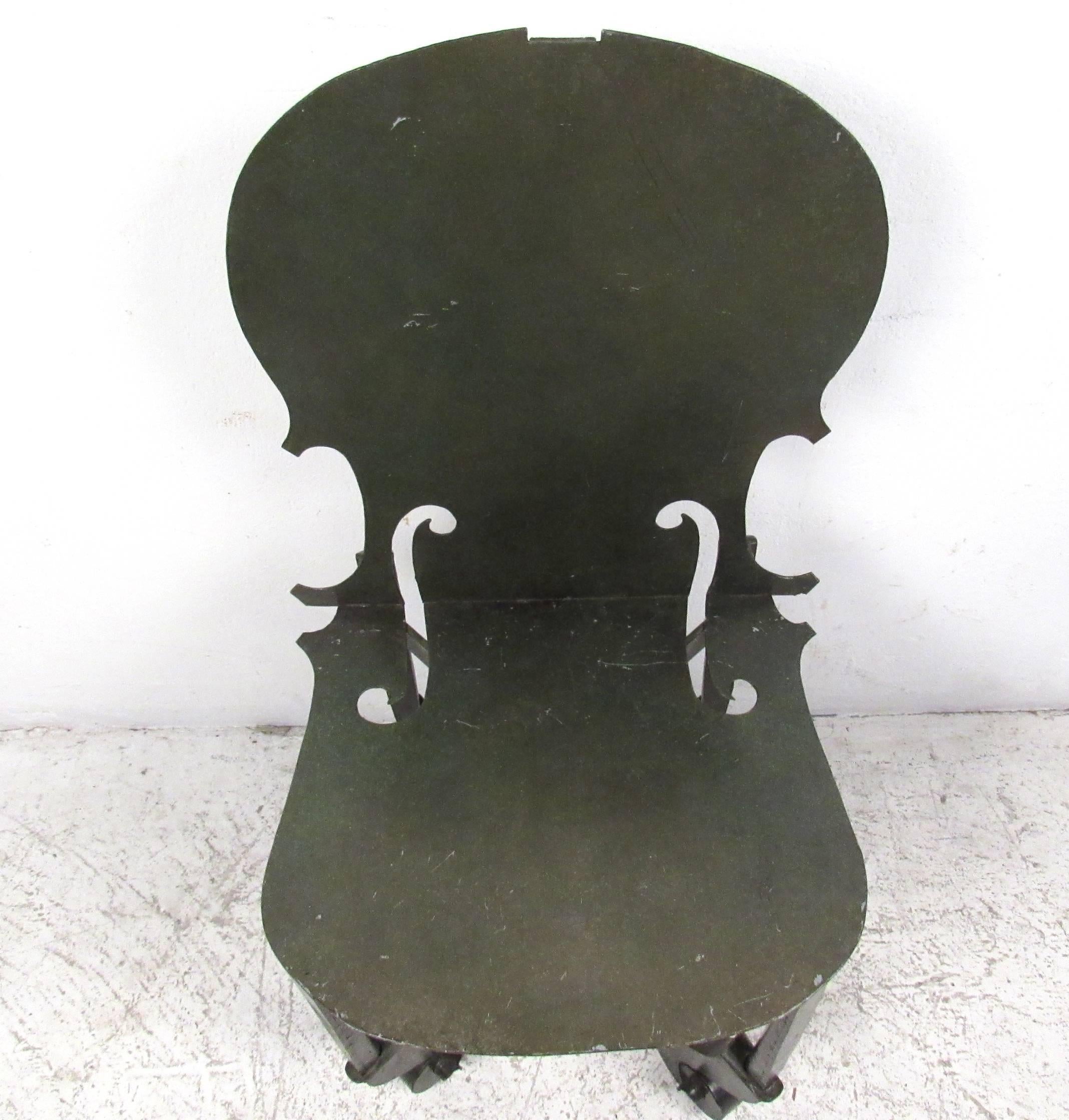 Chaise de violon vintage en métal dans le style d'Arman Bon état - En vente à Brooklyn, NY