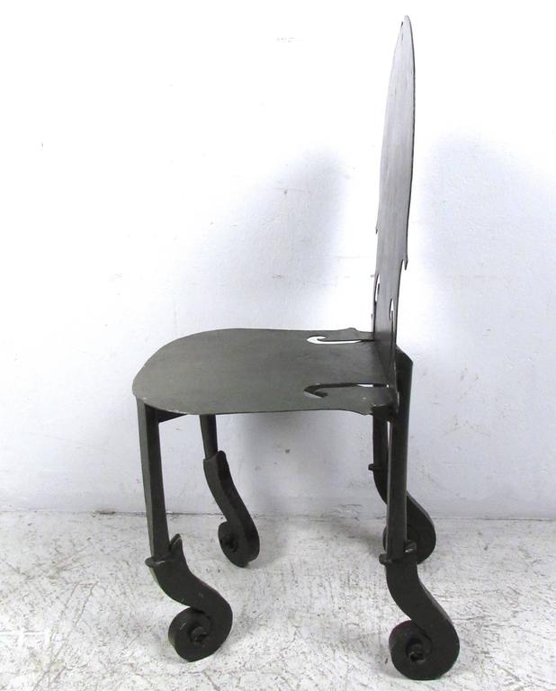 Chaise de violon vintage en métal dans le style d'Arman En vente sur 1stDibs