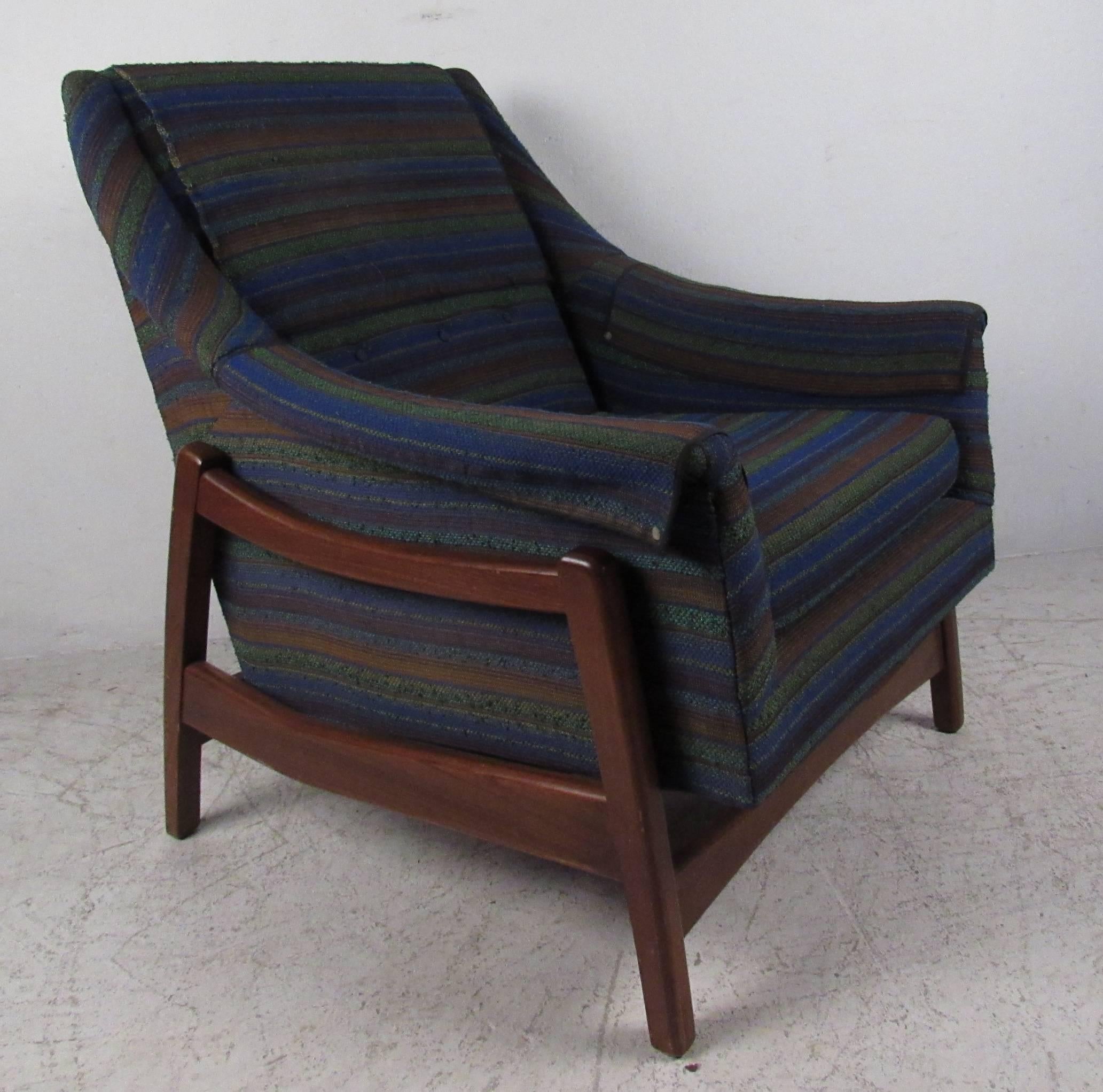Stylish & comfortable mid century rocking chair with ottoman by quality American manufacturer Paoli Chair Company.  Please confirm item location (NY or NJ) with dealer.