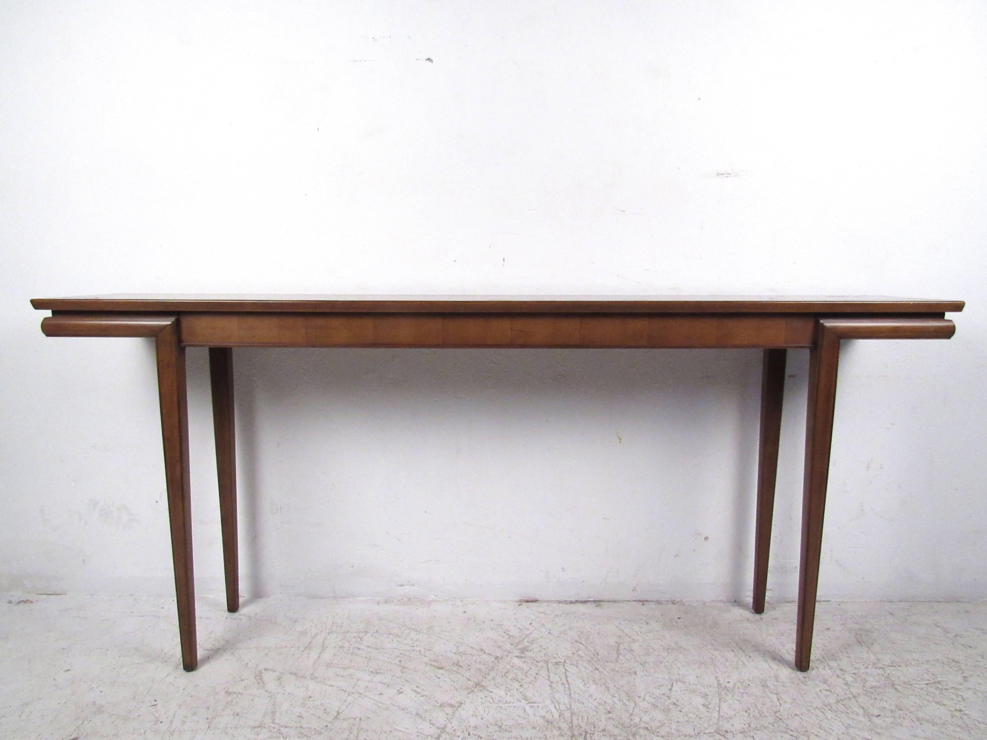 Mid-Century Modern American Walnut Console Table In Good Condition In Brooklyn, NY