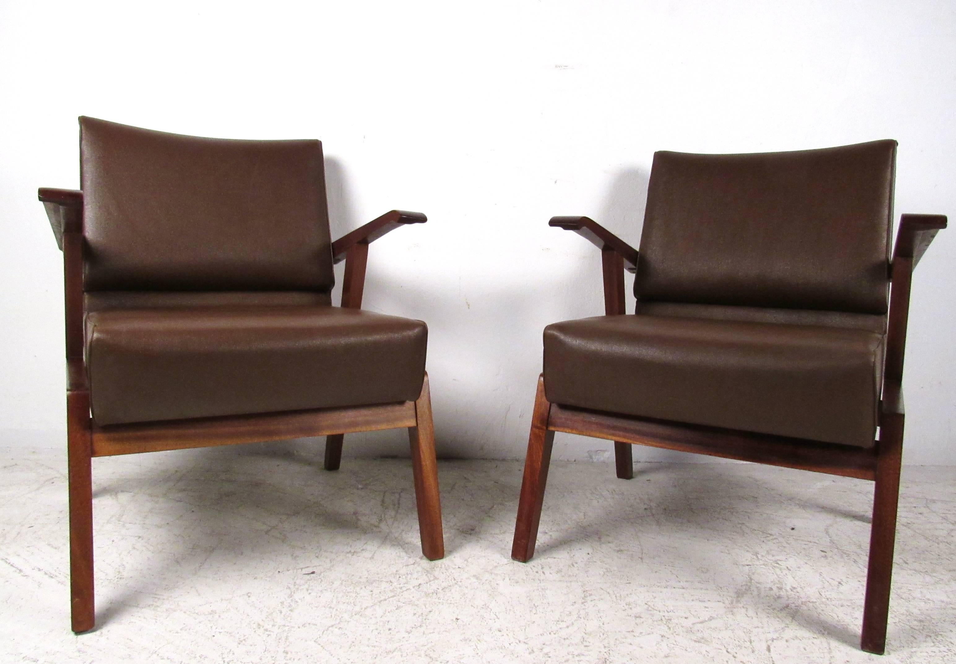 Dieses bequeme Paar italienischer Hartholzsessel im Vintage-Stil verfügt über eine bequeme, mit Vinyl gepolsterte Sitzfläche und Rückenlehne. Nietenbesatz auf der Rückseite der Sitze, perfektes Paar für eine Vielzahl von Umgebungen. Zweites Paar