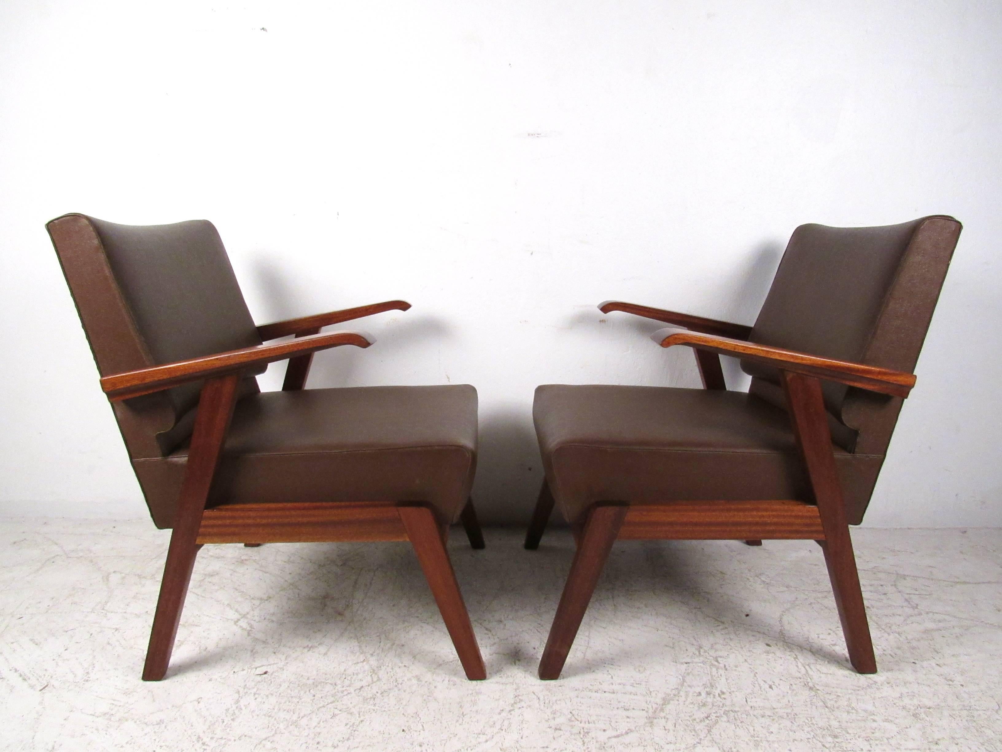 Pair of Unique Mid-Century Modern Italian Floating Armchairs In Good Condition For Sale In Brooklyn, NY