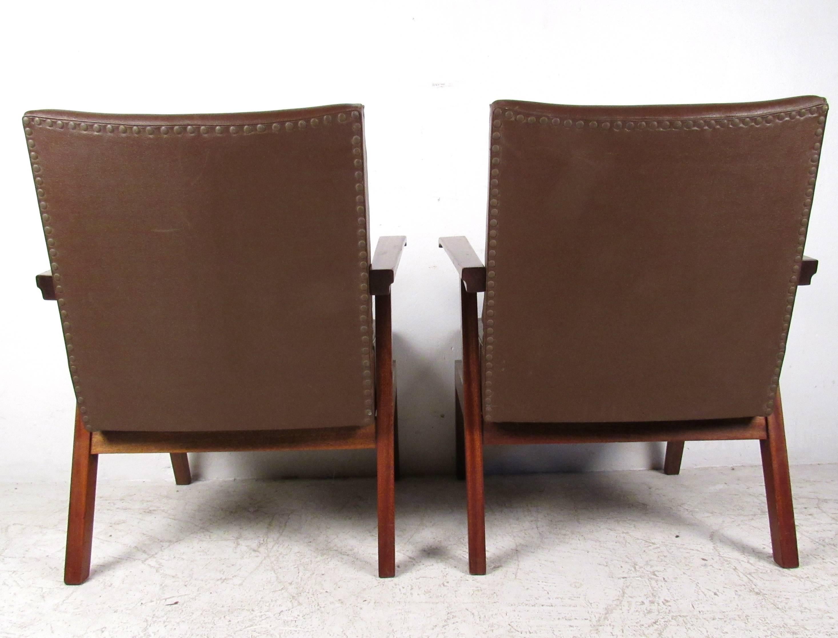 Late 20th Century Pair of Unique Mid-Century Modern Italian Floating Armchairs For Sale