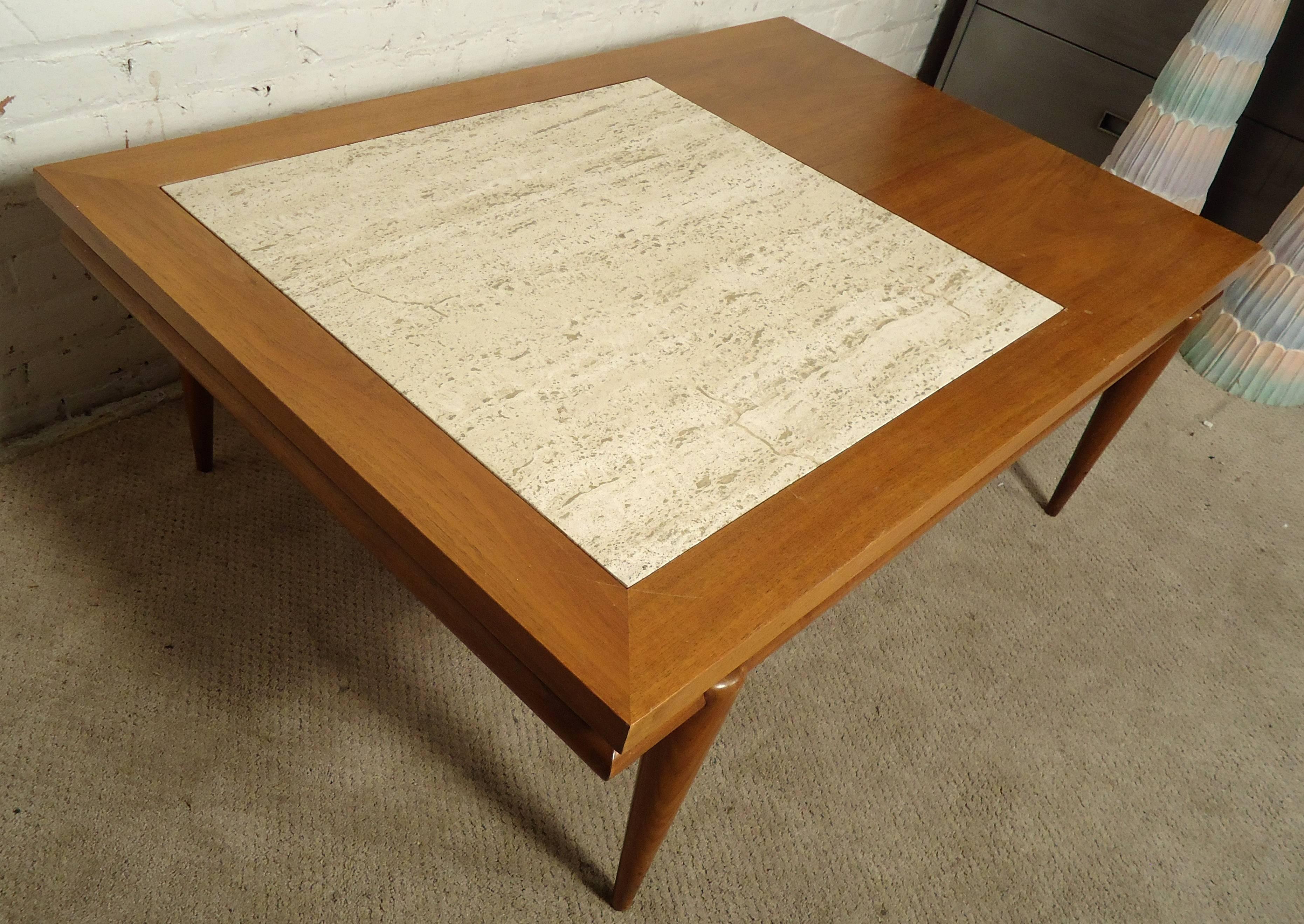 Table basse vintage-moderne avec base sculptée et insert en marbre, conçue par John Widdicomb. Veuillez confirmer la localisation de l'article NY ou NJ avec le vendeur.