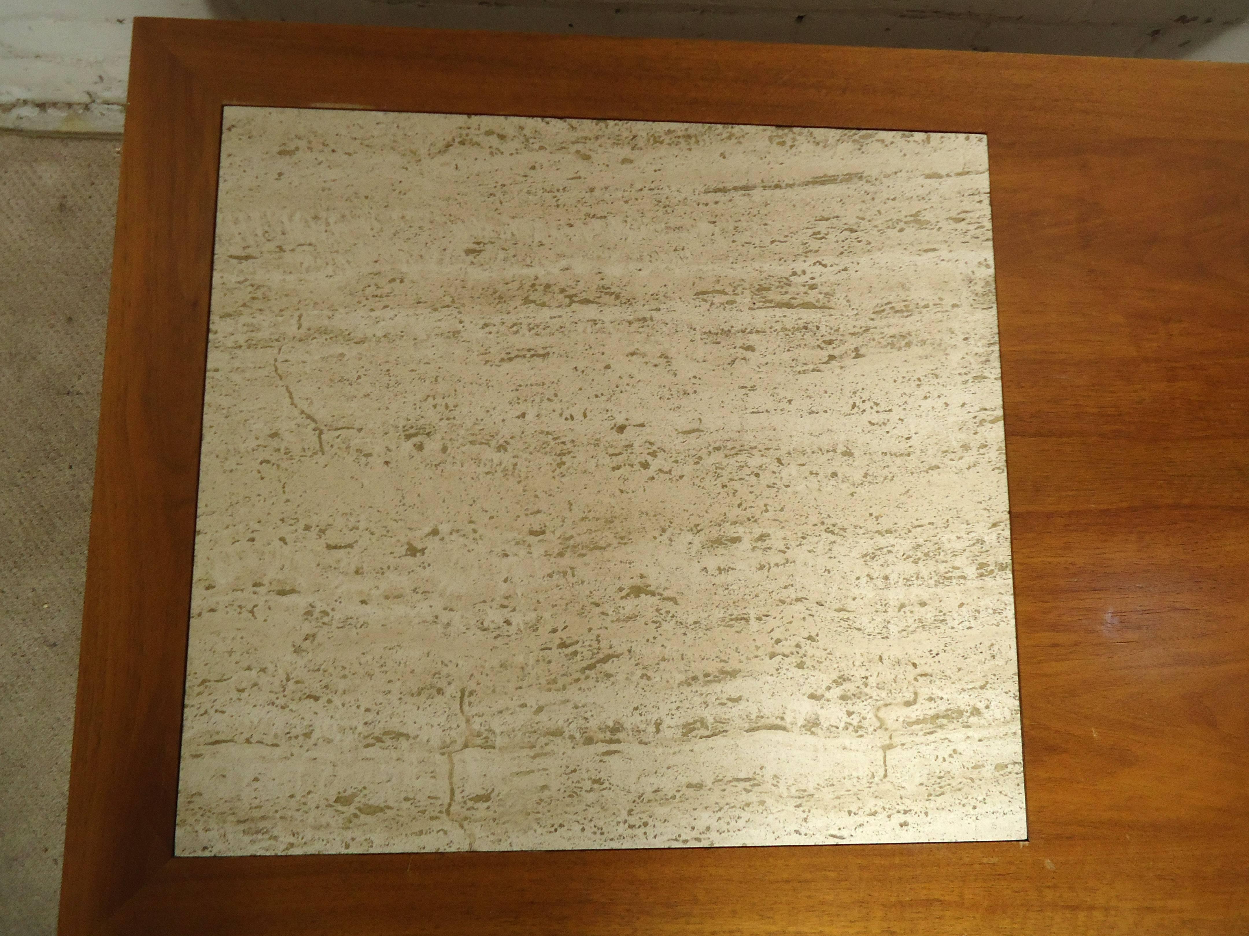 Milieu du XXe siècle Table basse du milieu du siècle avec insert en marbre de John Widdicomb en vente