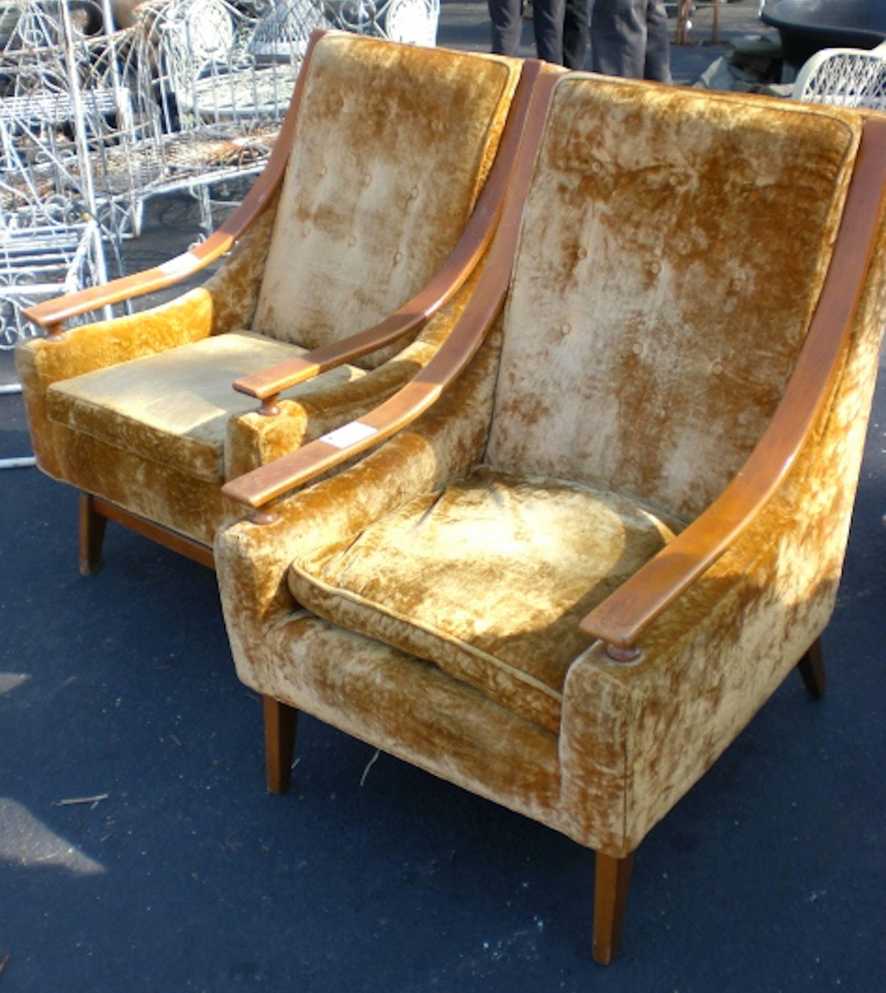 Unusual vintage armchairs with tufted back and swooping wood arms. Appealing modern lines throughout. Well made and comfortable.

(Please confirm item location - NY or NJ - with dealer).
 