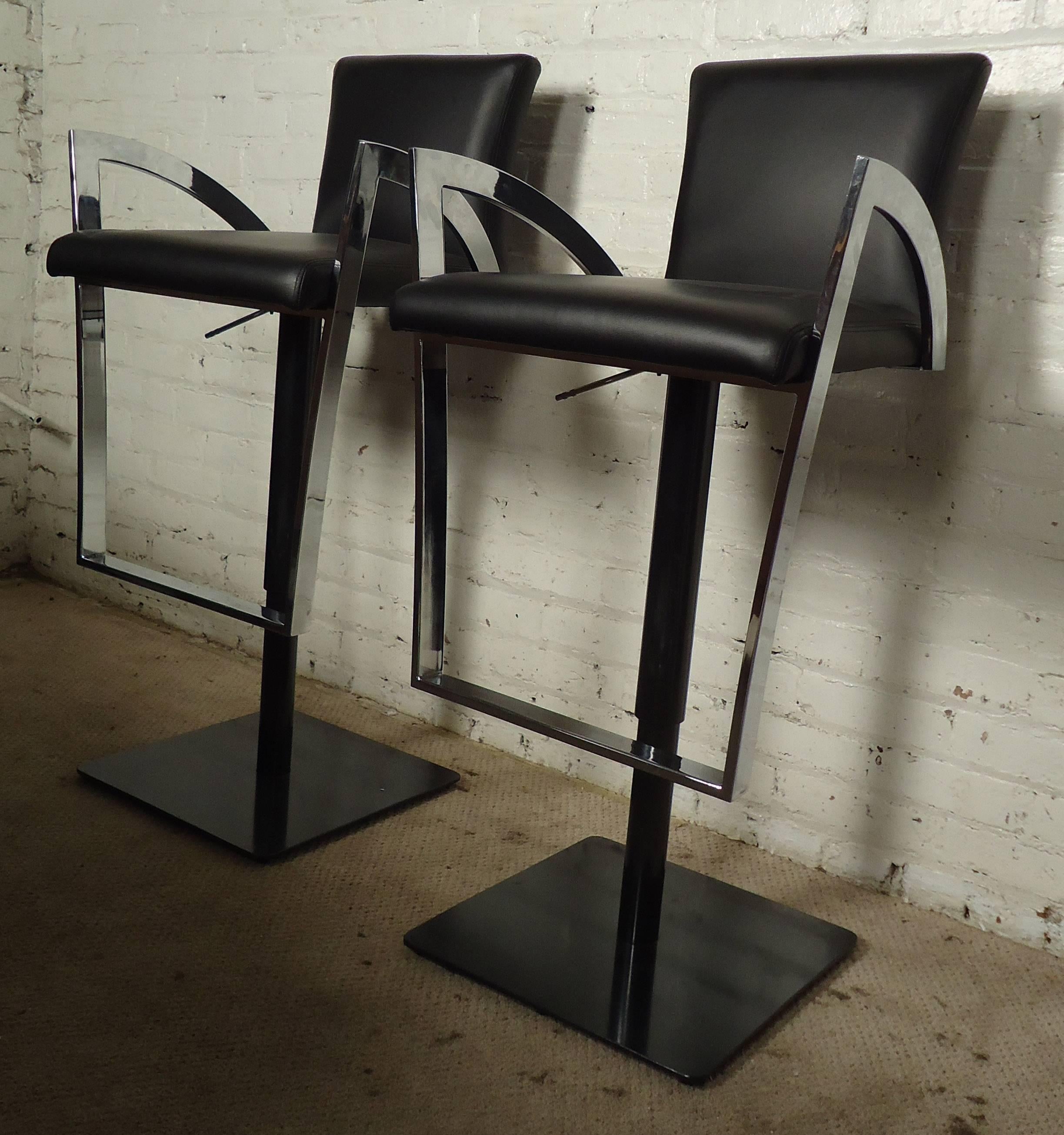 Pair of Mid-Century Modern Style Chrome and Leather Stools In Good Condition In Brooklyn, NY