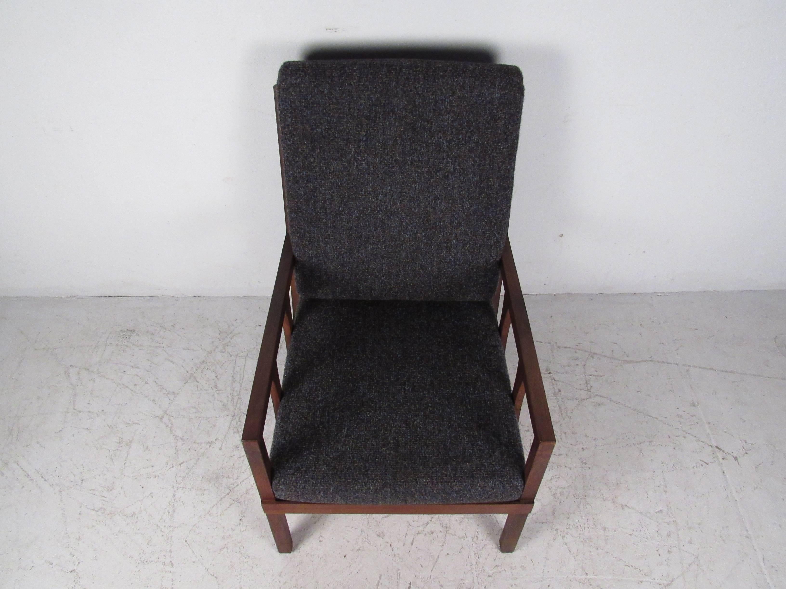 Mid-Century Modern Arm Chair In Good Condition For Sale In Brooklyn, NY