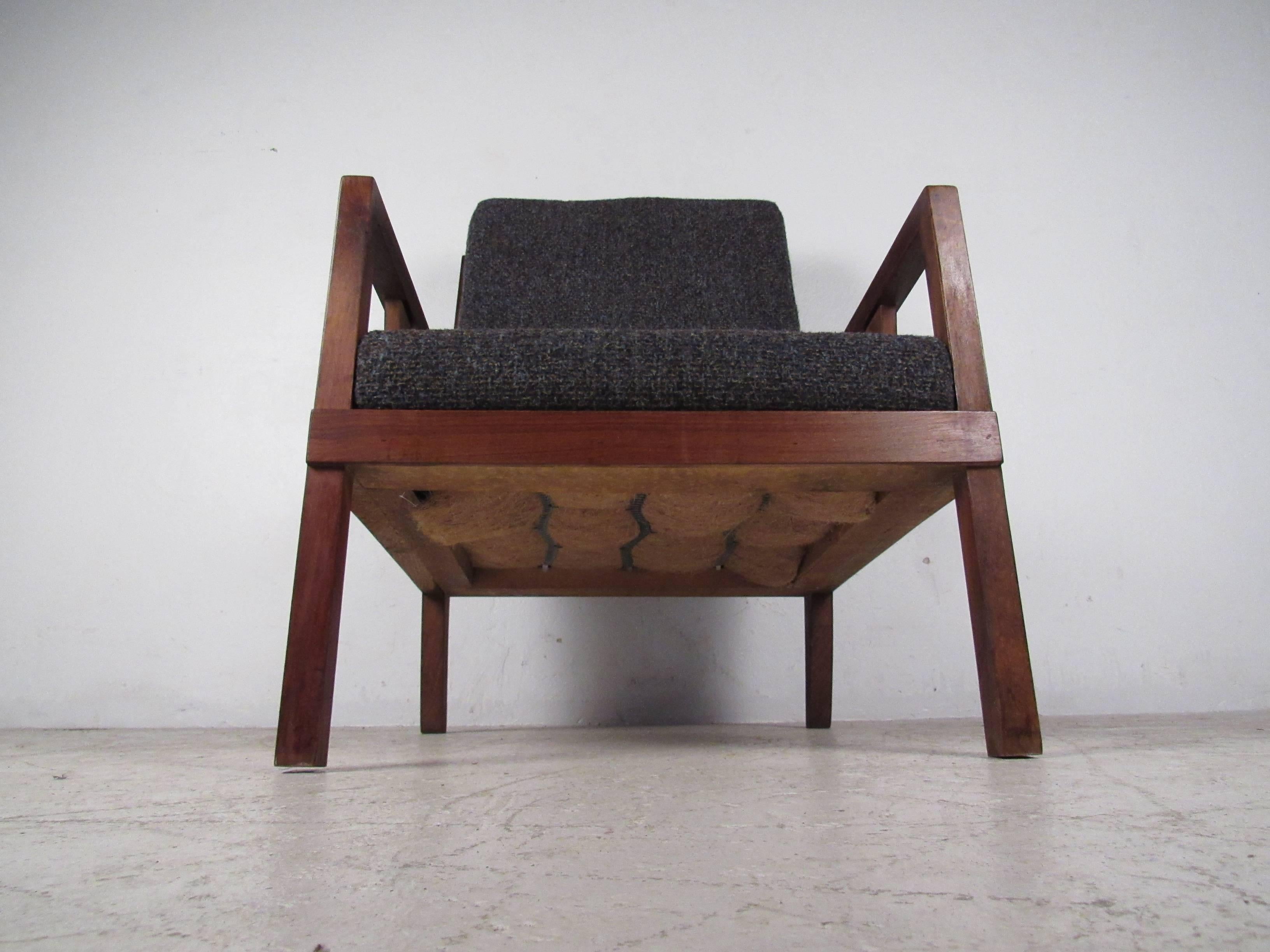 Ce fauteuil de salon rétro en noyer présente un cadre en bois dur sculpté et un tissu vintage de qualité. Le design unique de cette pièce constitue un ajout confortable et élégant à tout environnement. Veuillez confirmer le lieu (NY ou NJ).