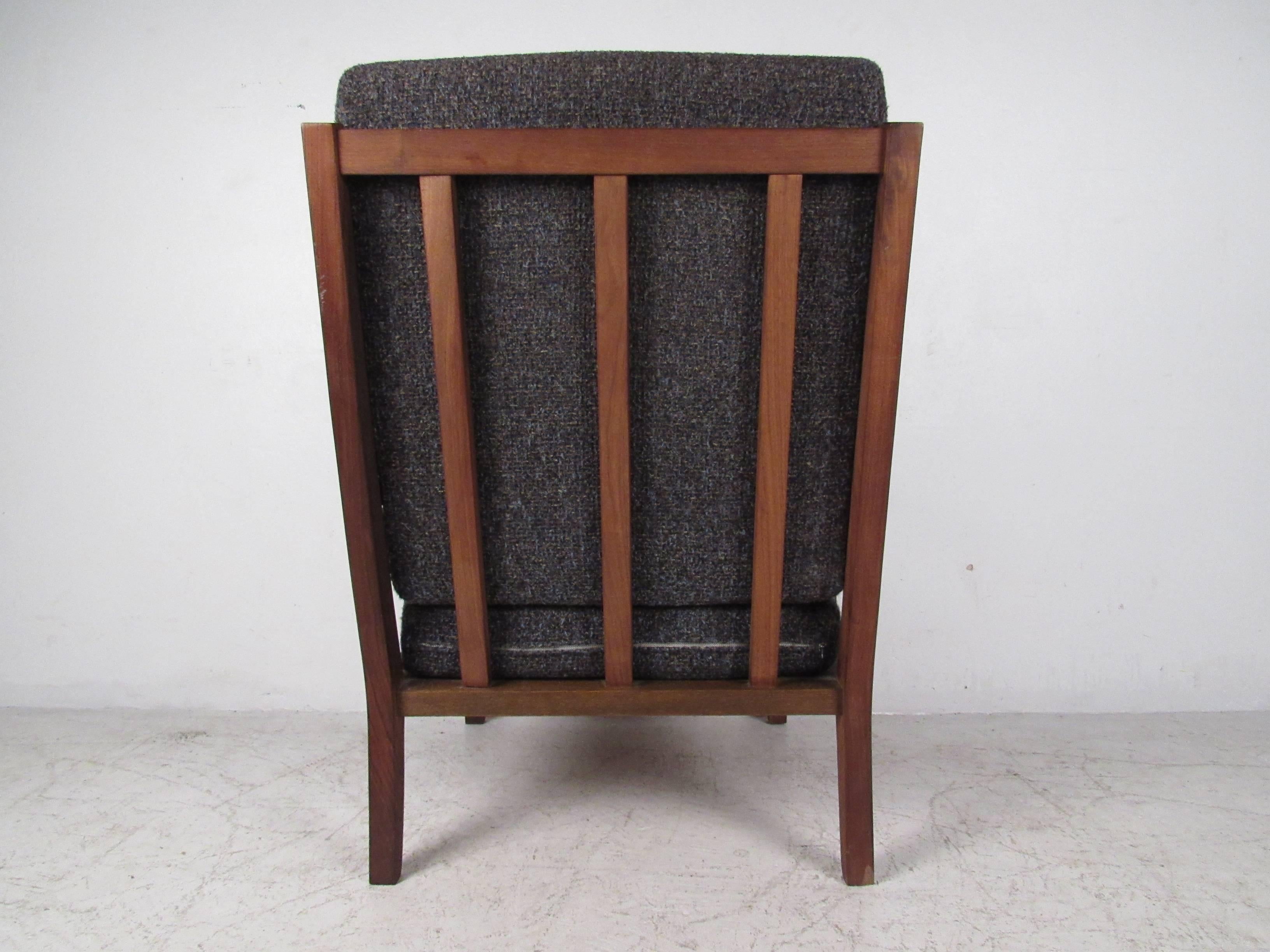 Mid-Century Modern Arm Chair For Sale 1