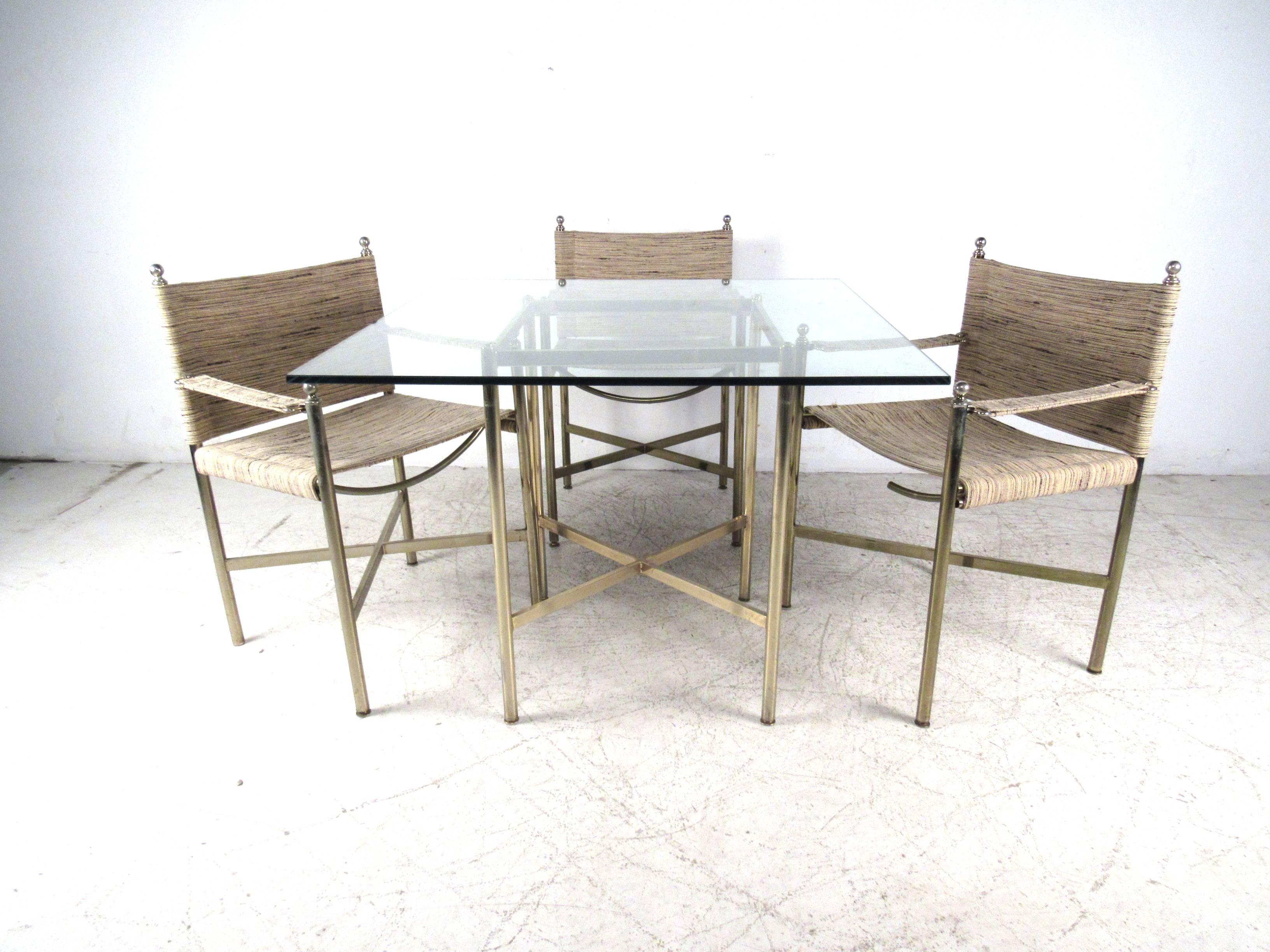 Mid-Century Modern Dining Table with Four Chairs In Good Condition In Brooklyn, NY