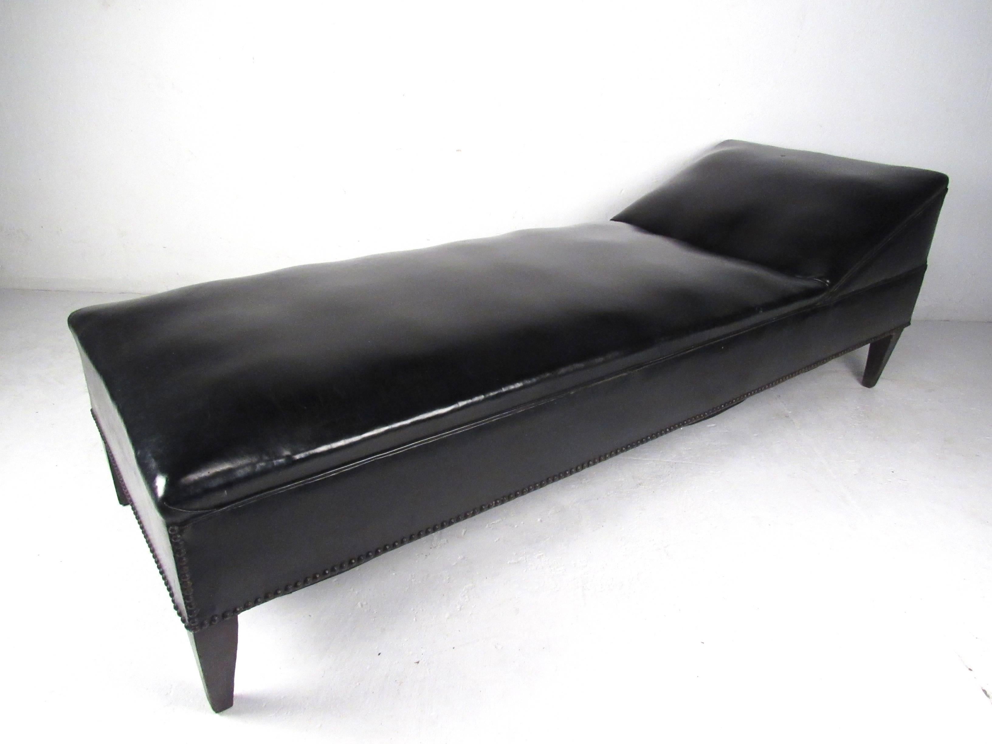 Mid-Century Modern Vinyl Daybed In Good Condition In Brooklyn, NY