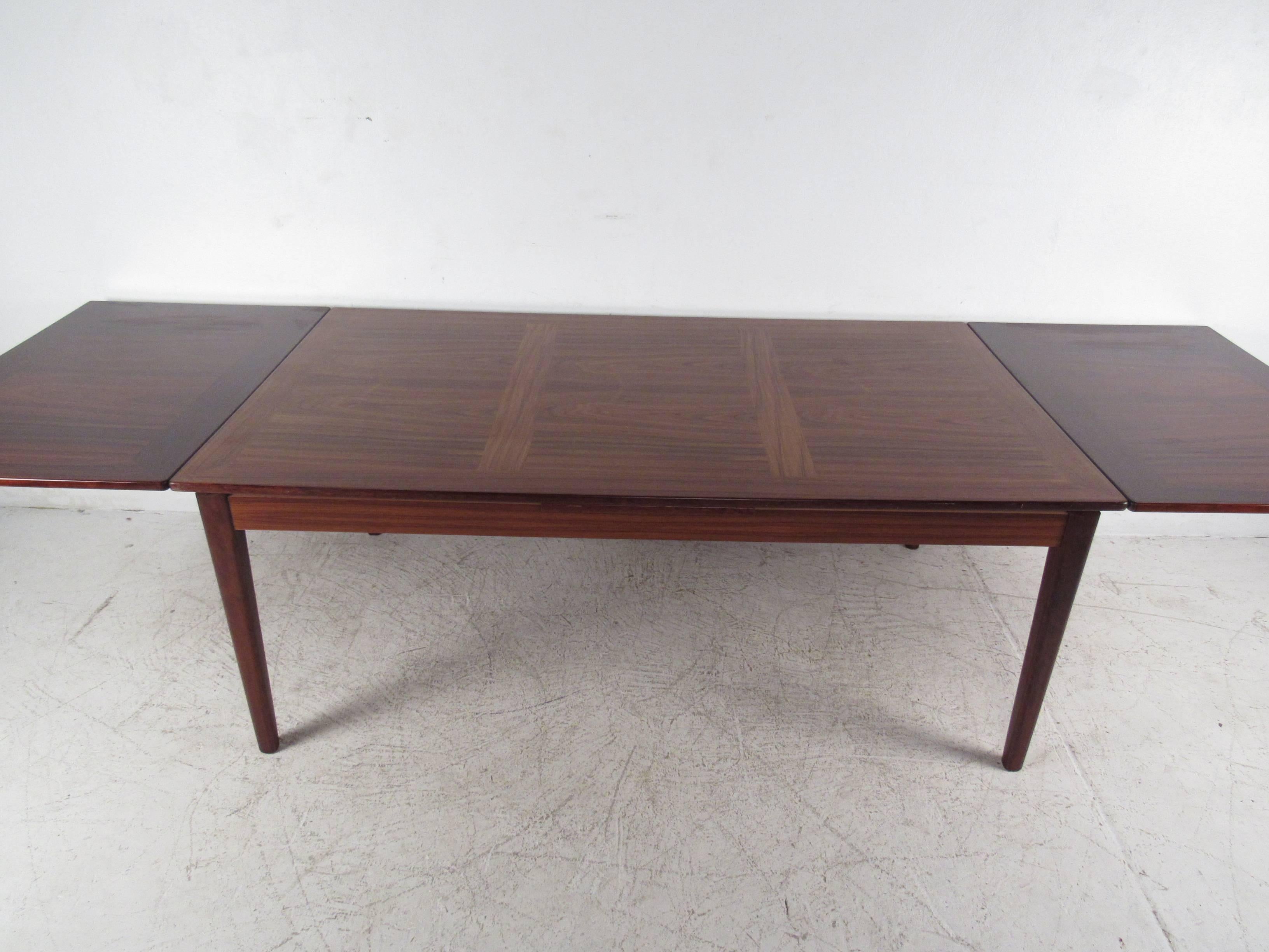 Vintage Modern Rosewood Draw-Leaf Dining Table by Skovby In Good Condition In Brooklyn, NY