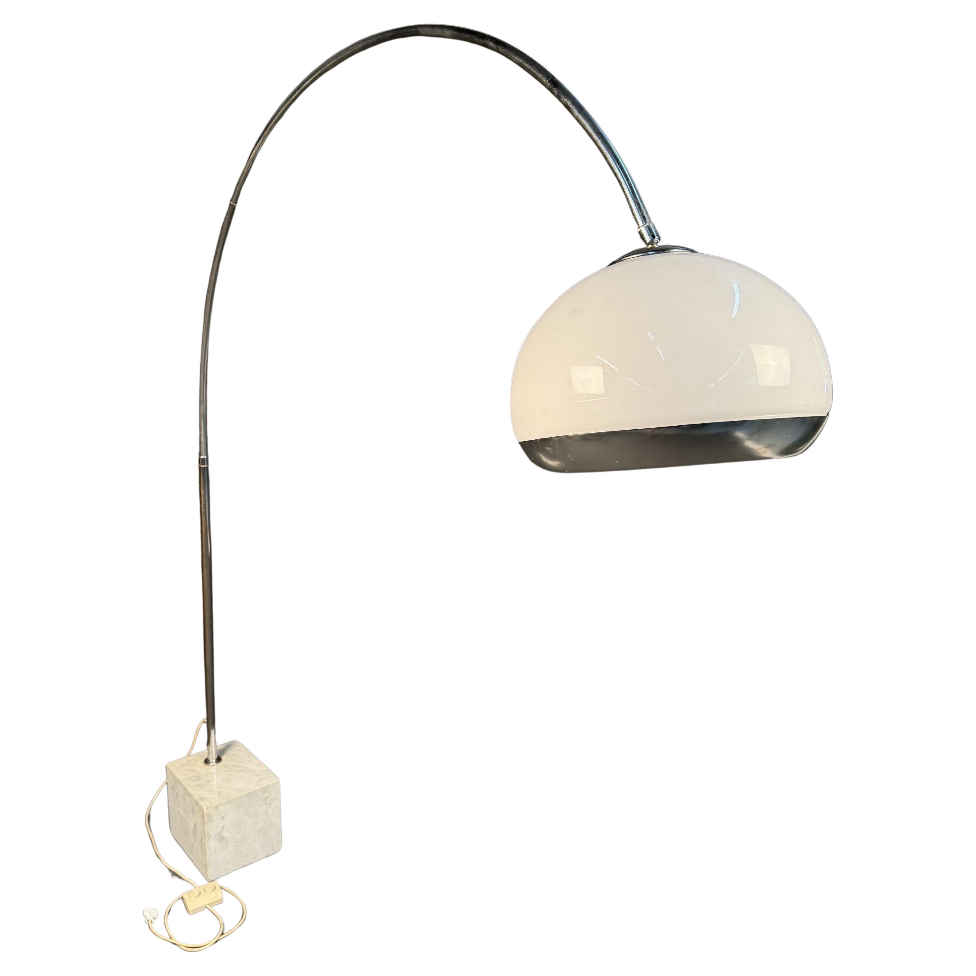  Para tu consideración, una icónica lámpara de mediados de siglo diseñada por Harvey Guzzini. Con una gran base de mármol con un espectacular brazo en forma de arco y una pantalla acrílica blanca. Interruptor de suelo con pulsador para encenderlo y