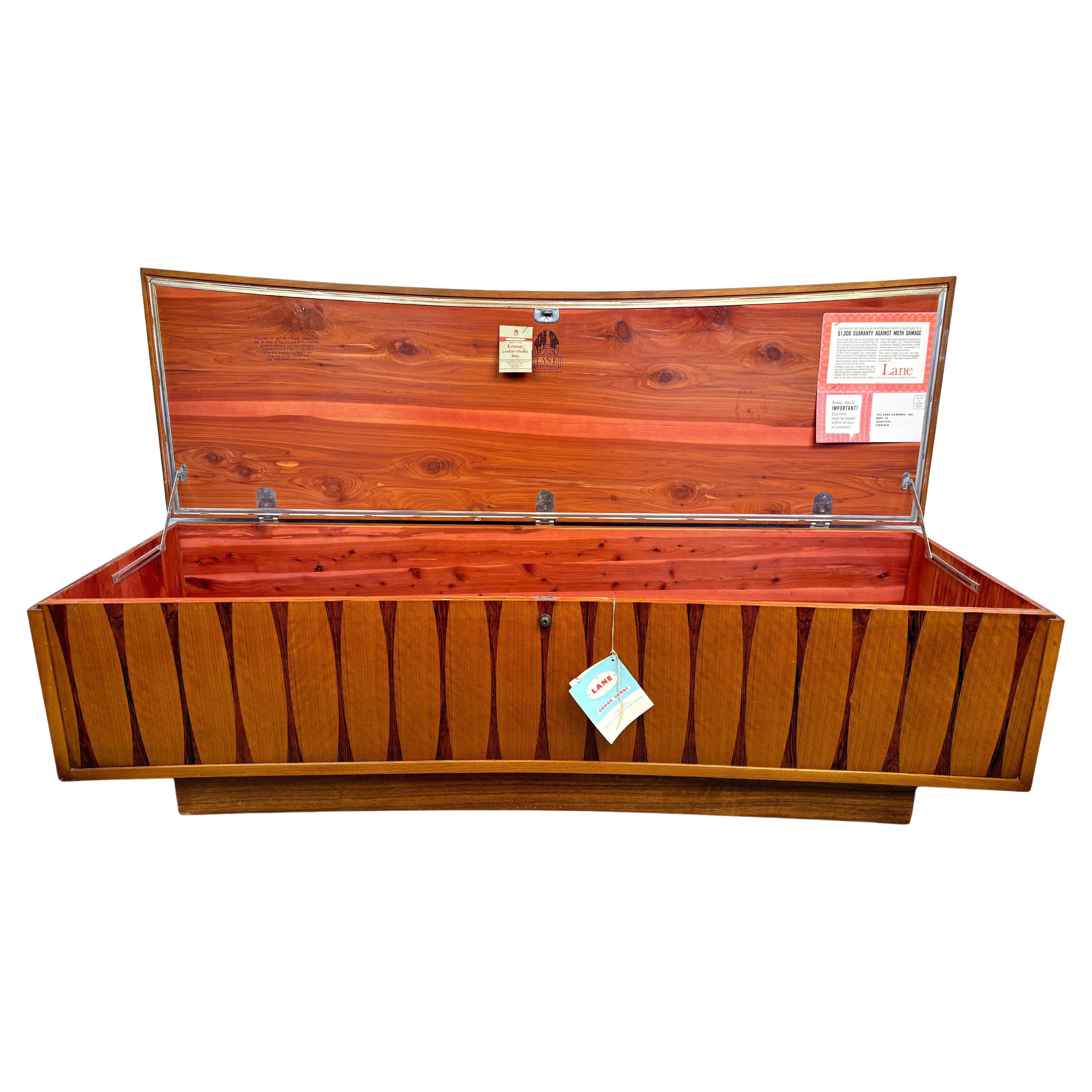 Atemberaubende Mid-Century Modern Curved Lane's Cedar Chest