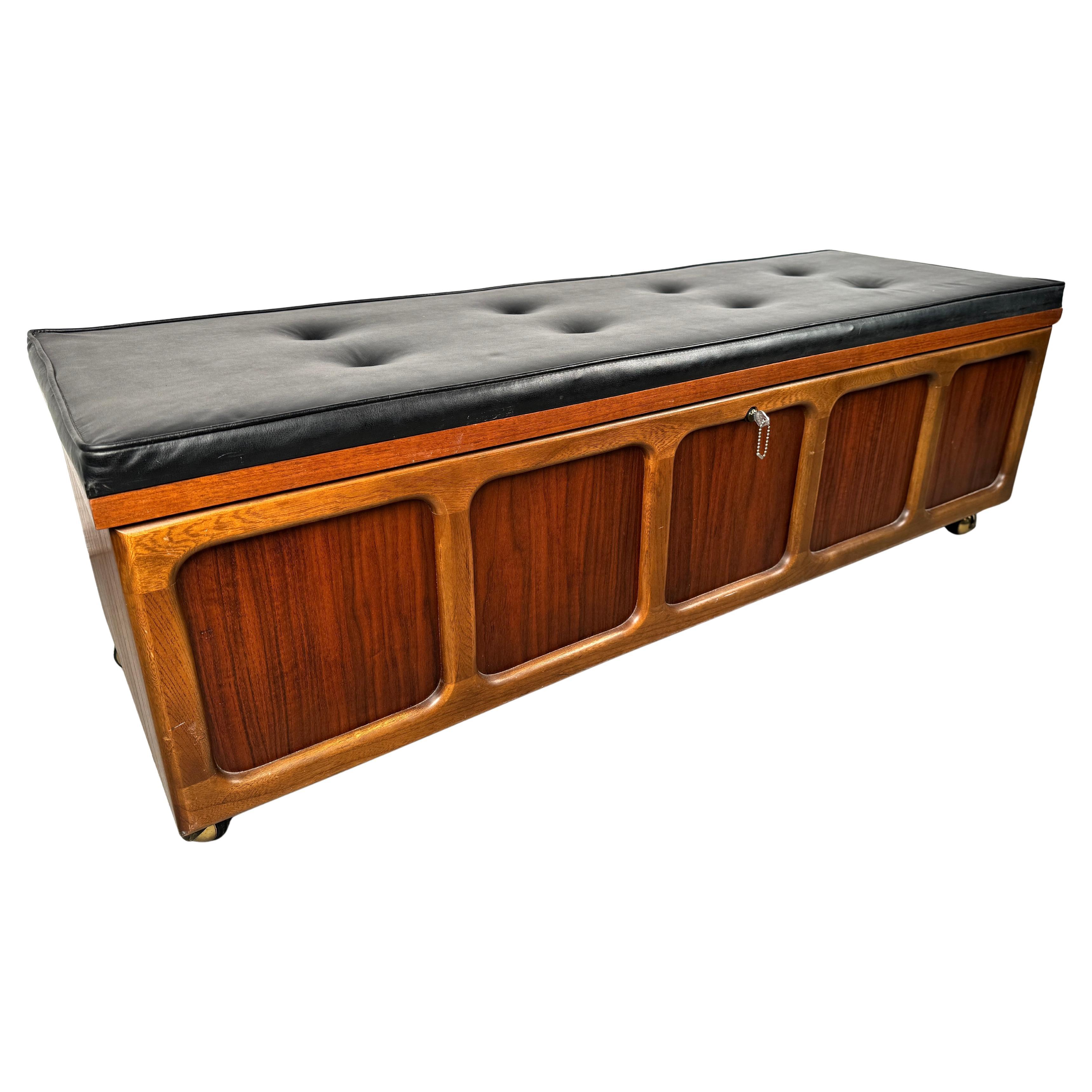 Cassapanca di metà secolo in legno di cedro e noce con tramezzo di Lane
s