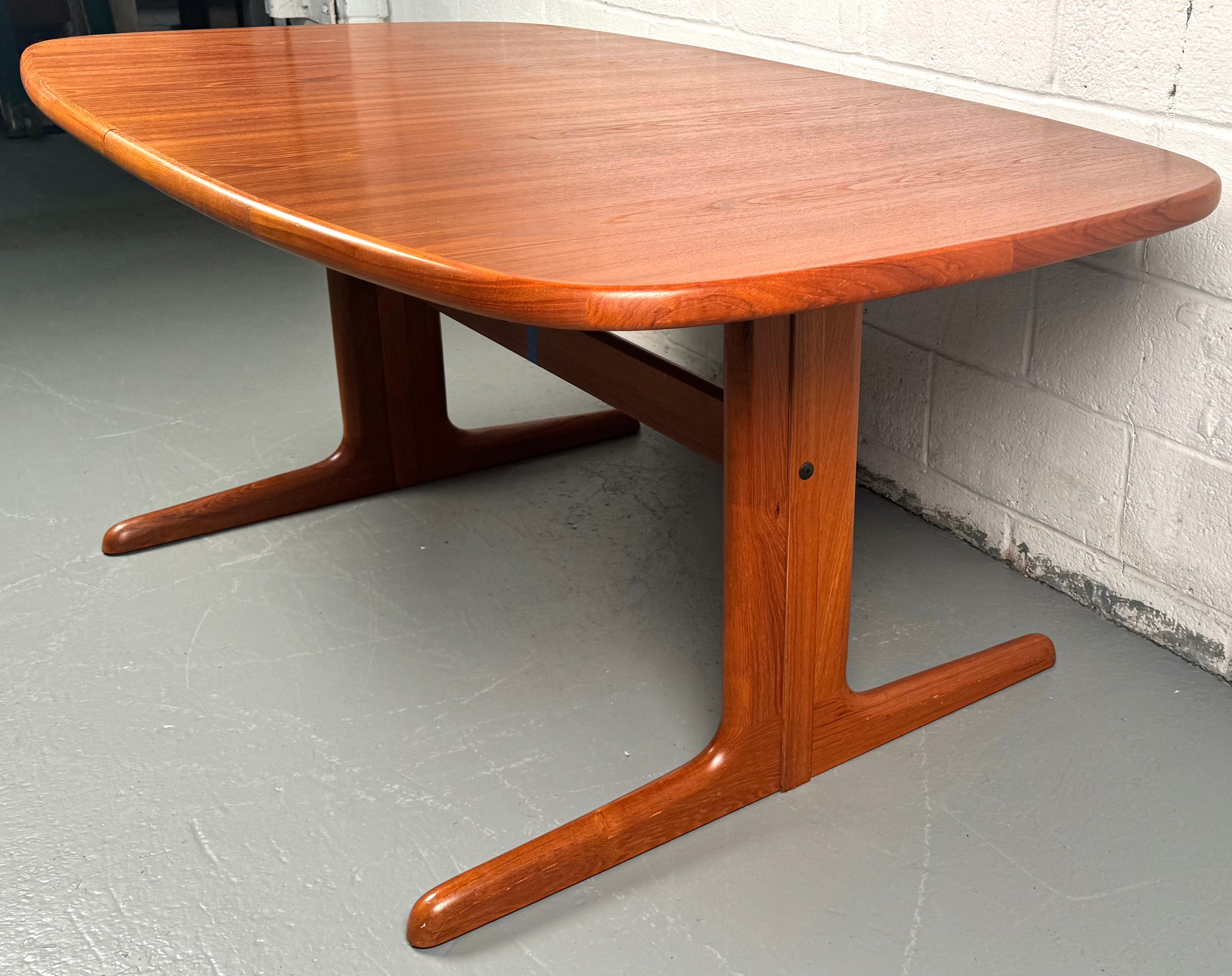 Mid-Century Modern Teak Dining Table In Good Condition For Sale In Brooklyn, NY