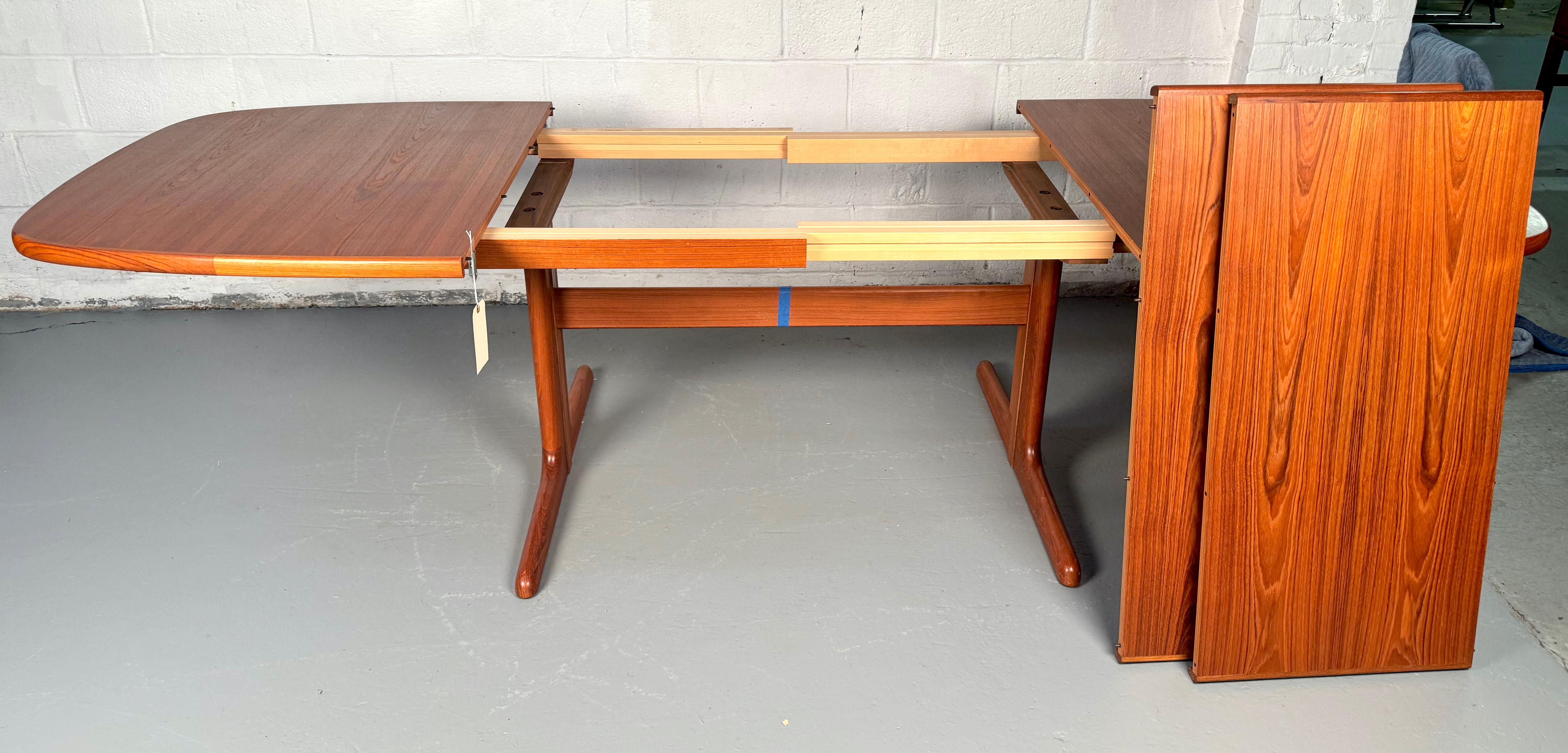 Mid-Century Modern Teak Dining Table For Sale 1