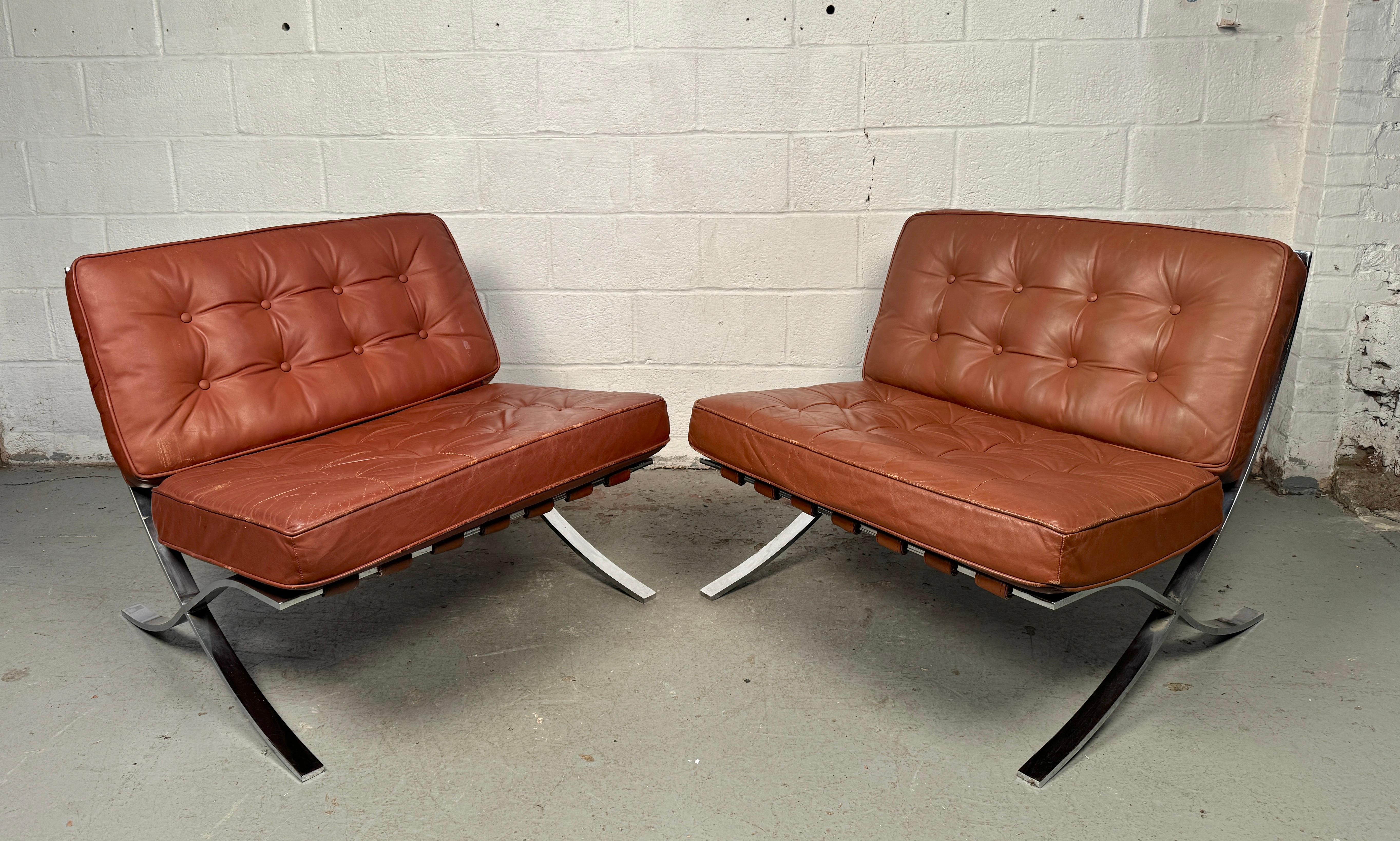 Disegnata da Ludwig Mies van der Rohe e Lilly Reich per il padiglione tedesco dell'Esposizione Internazionale di Barcellona del 1929, la Barcelona Chair è più di un mobile: è un simbolo di raffinatezza modernista.

Realizzata con un'eleganza