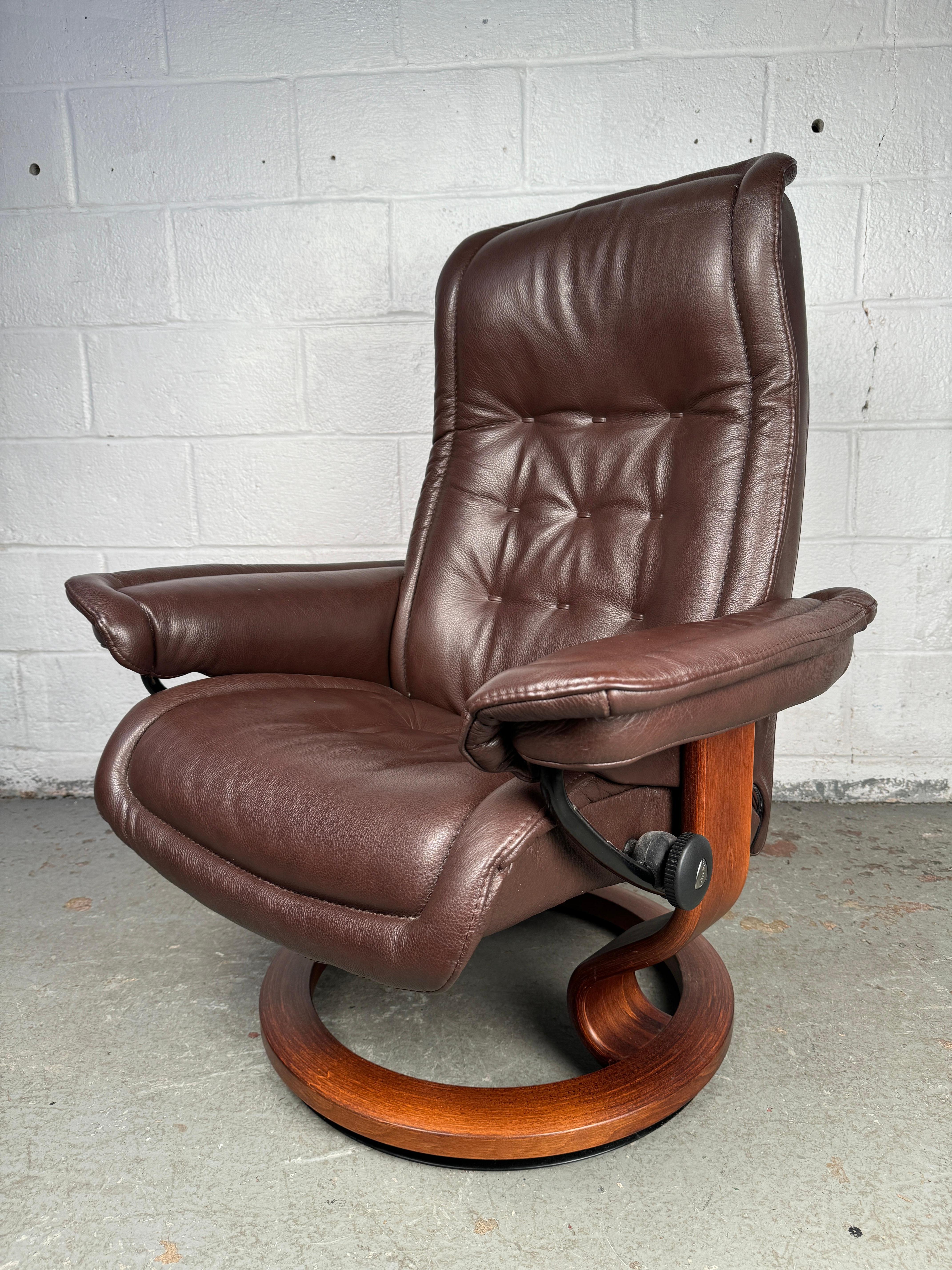 20ième siècle Ekornes Stressless Fauteuil de repos pivotant en cuir de grande taille et pouf en vente