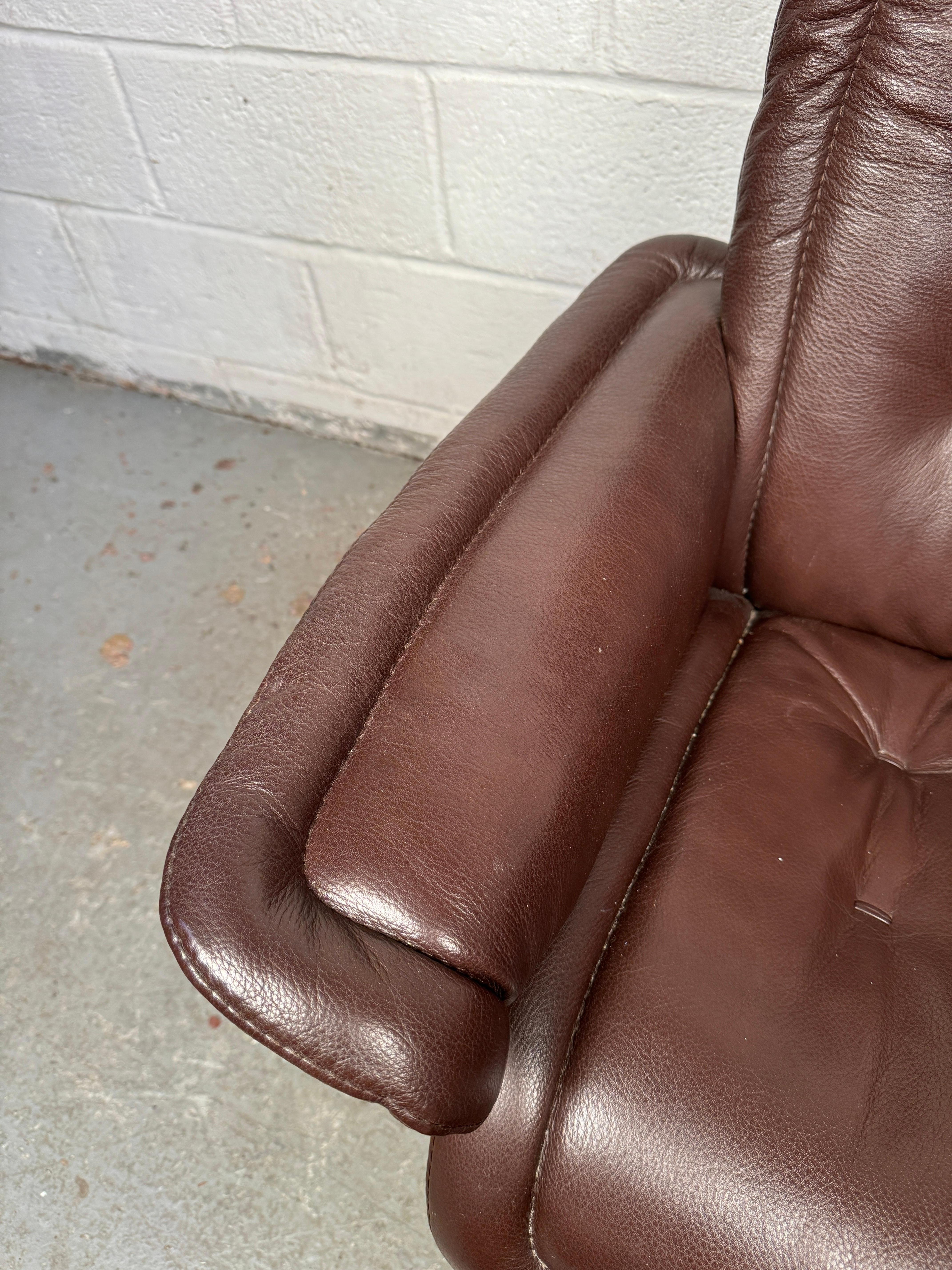 Ekornes Stressless Fauteuil de repos pivotant en cuir de grande taille et pouf en vente 2